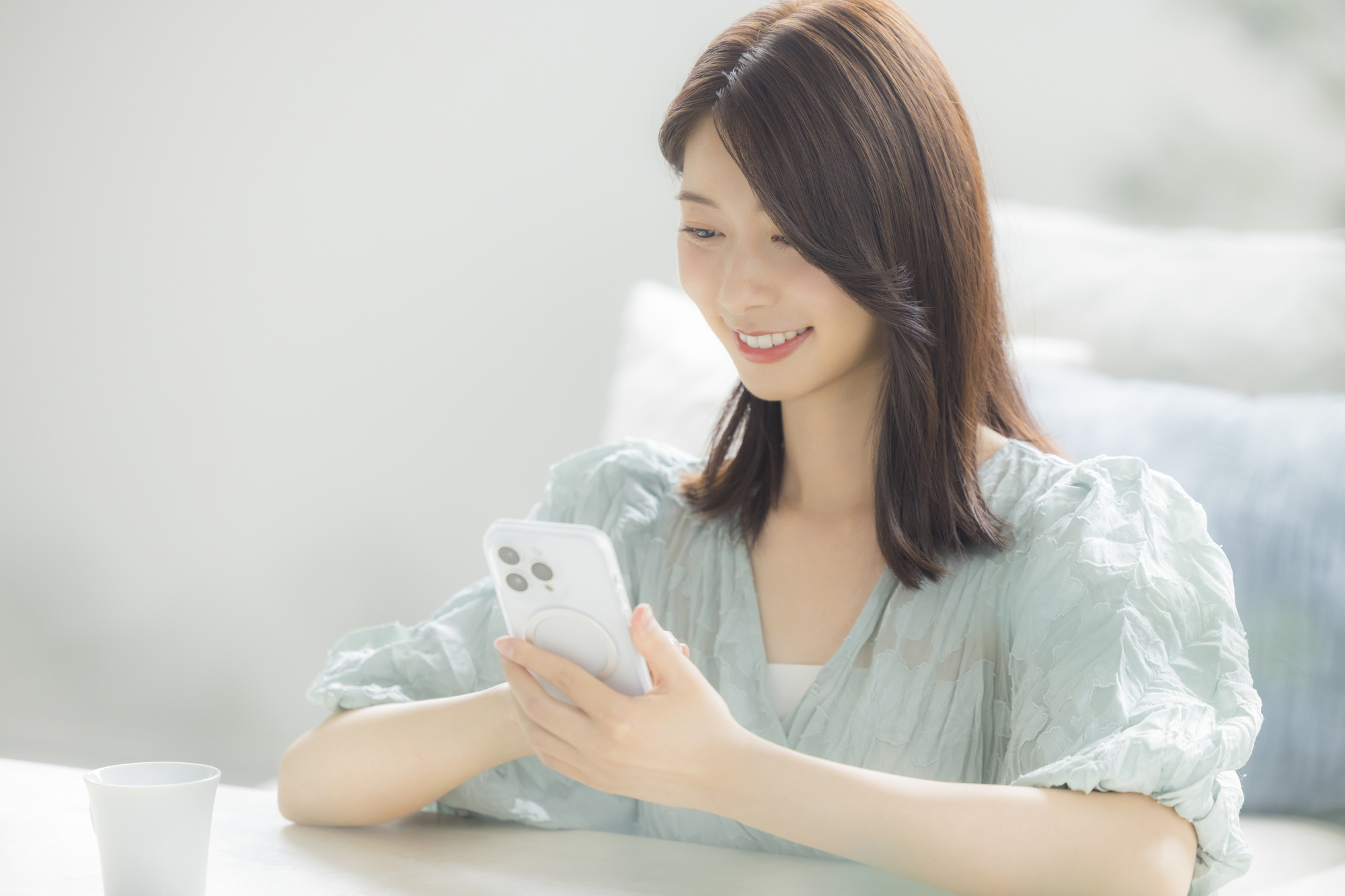 スマートフォンで地図を見る様子