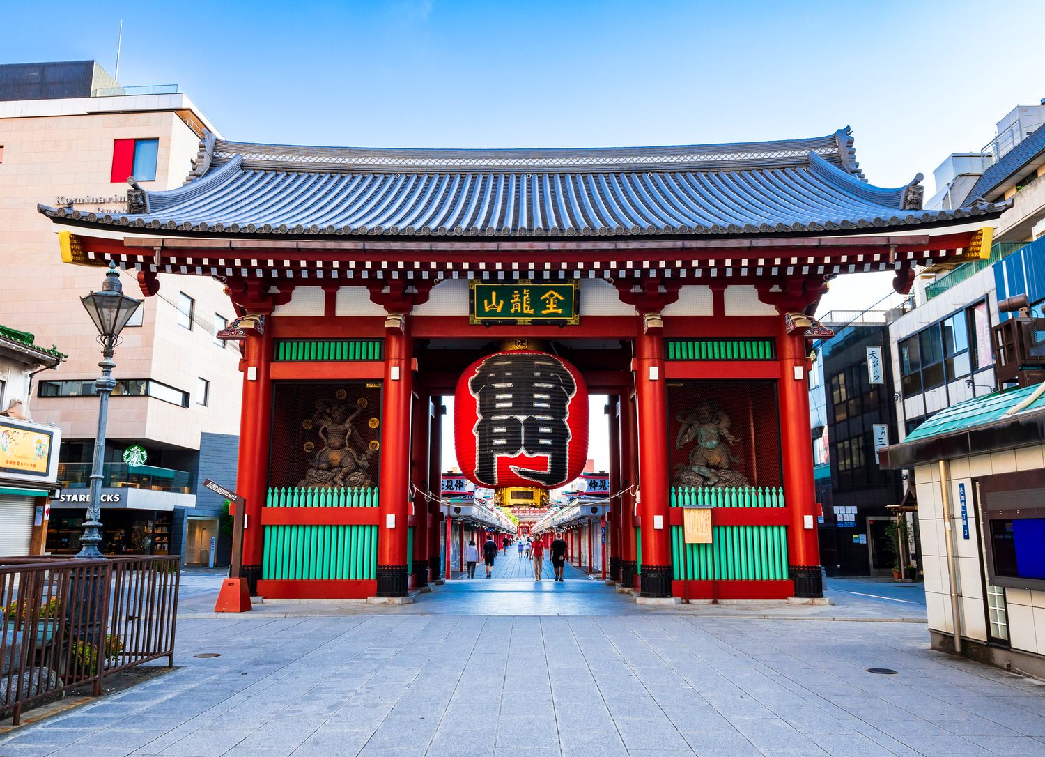 浅草寺の雷門と大提灯（東京都台東区）