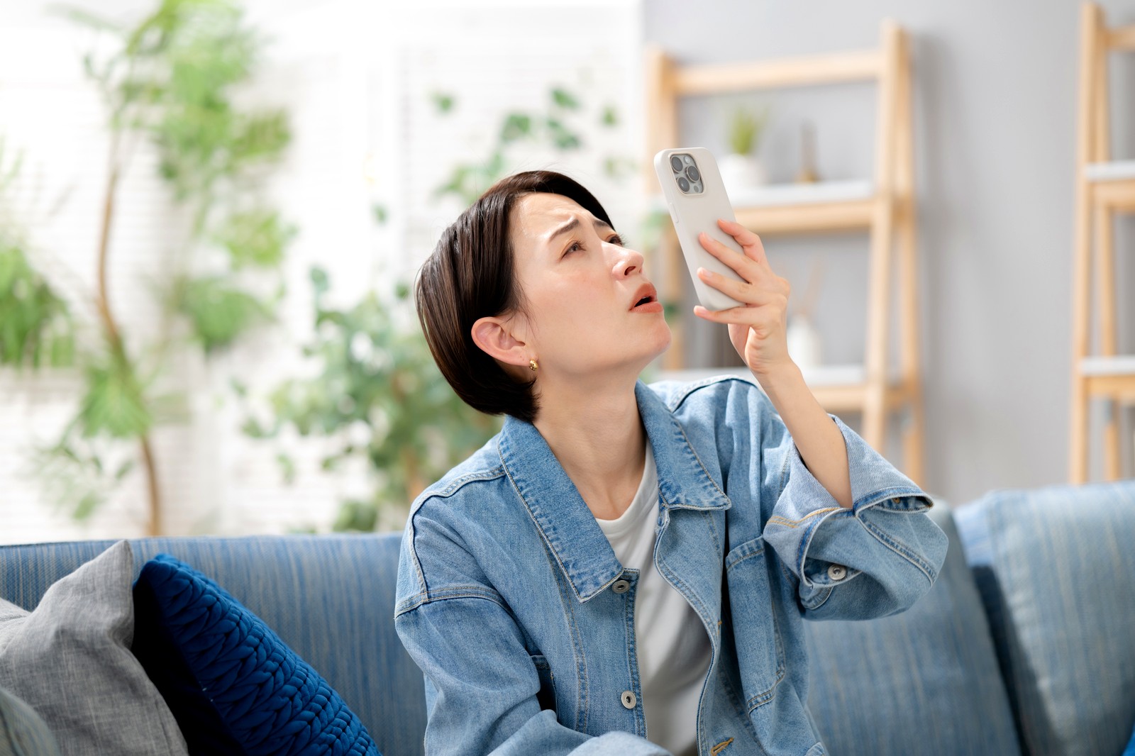 手元のスマホで様子を確認する場面