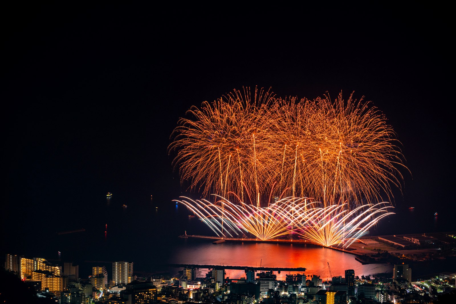 熱海の夜景をバックに打ち上がる海上花火(静岡県)
