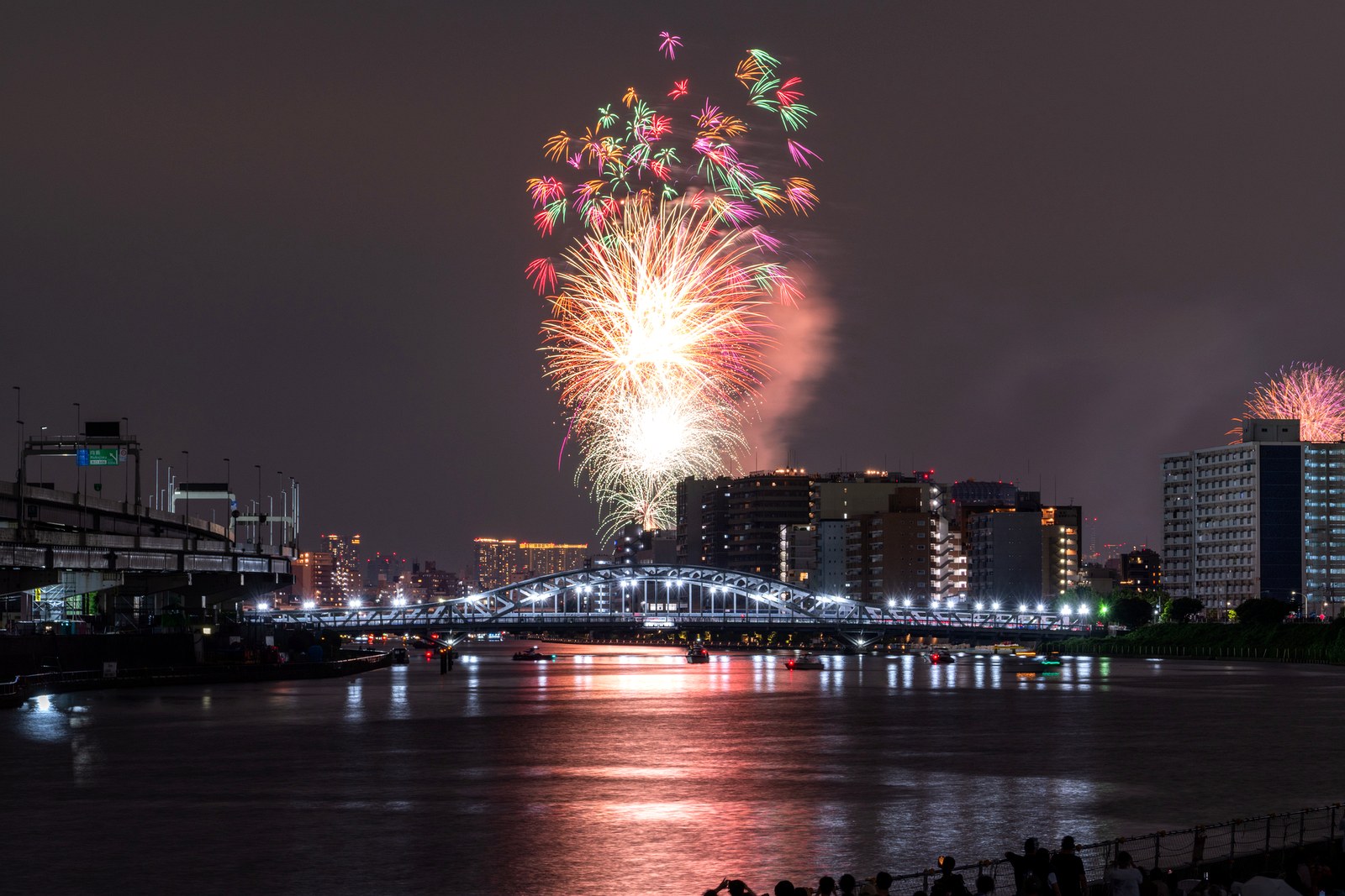 夜空に開く隅田川花火大会の花火と白鬚橋(東京都)