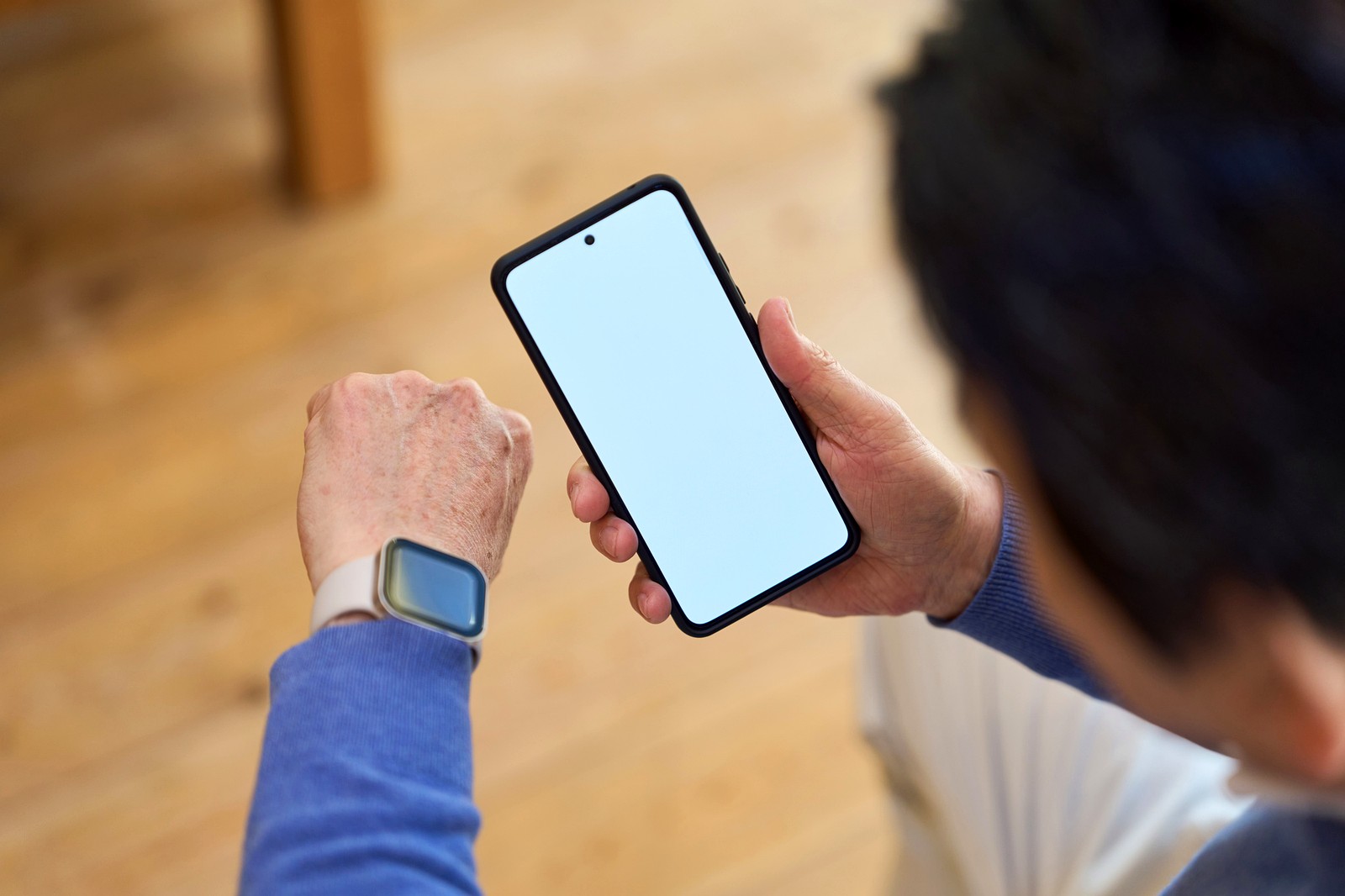 スマートフォンで通信状況を確認する手元