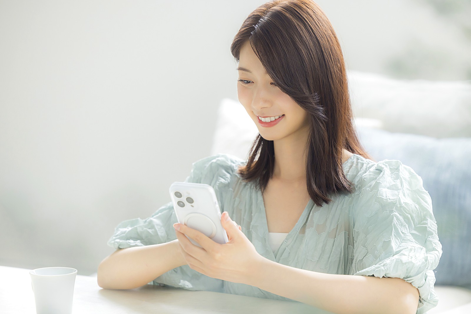 室内でスマートフォンを使う人