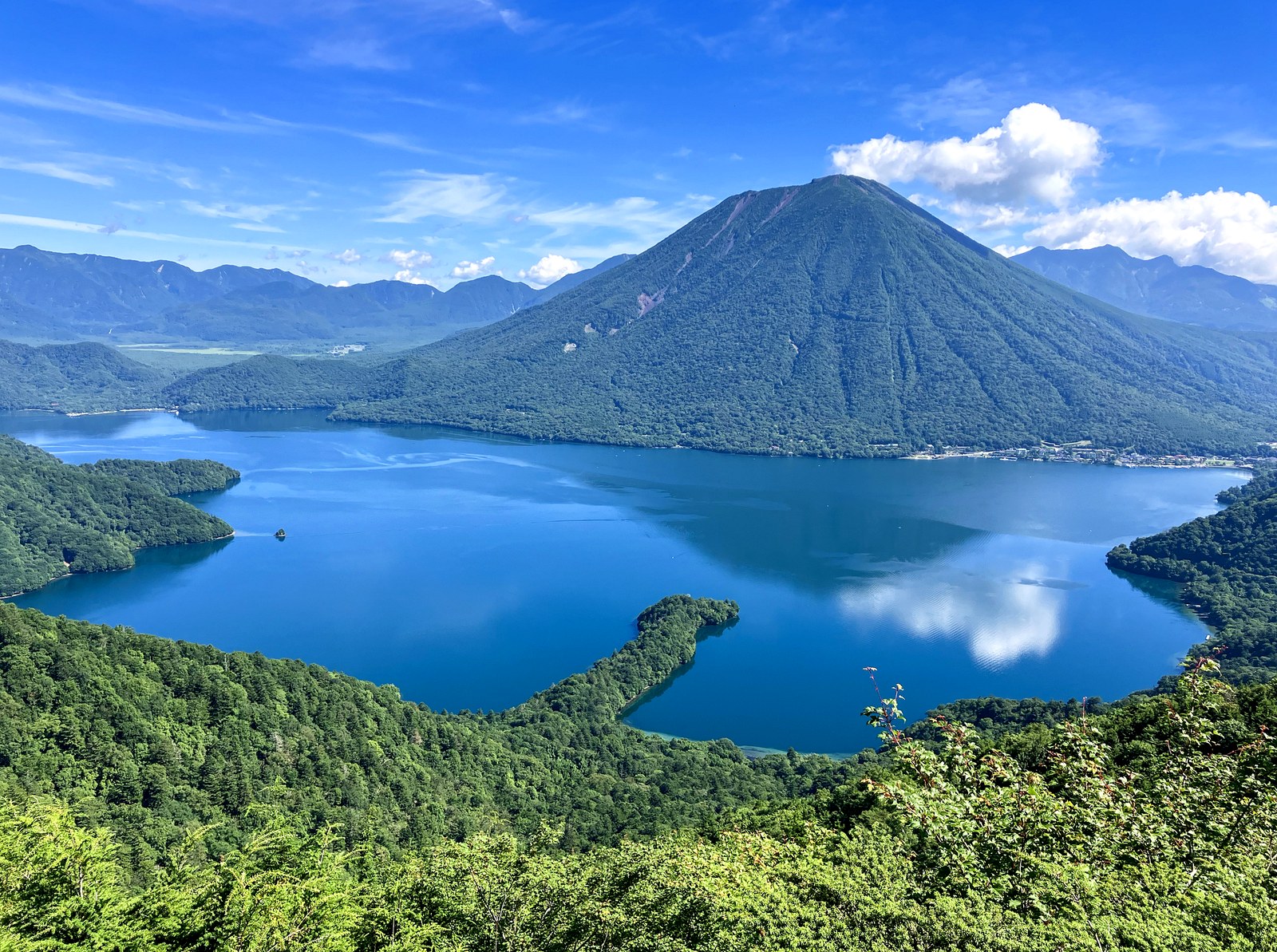 夏の中禅寺湖と男体山