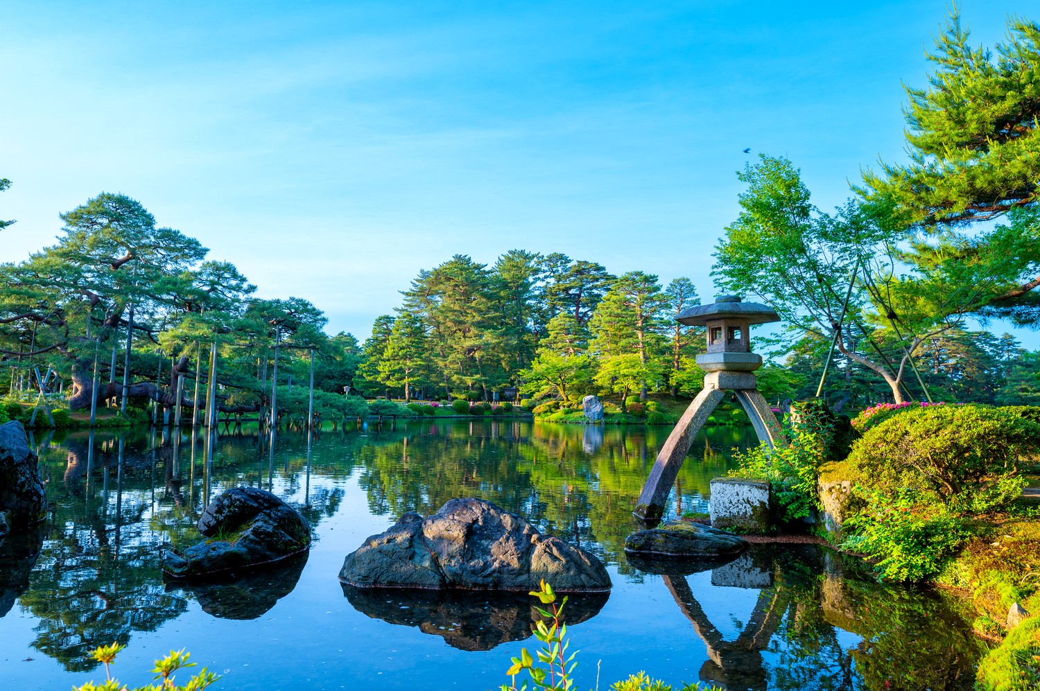 兼六園の徽軫灯籠と霞ヶ池