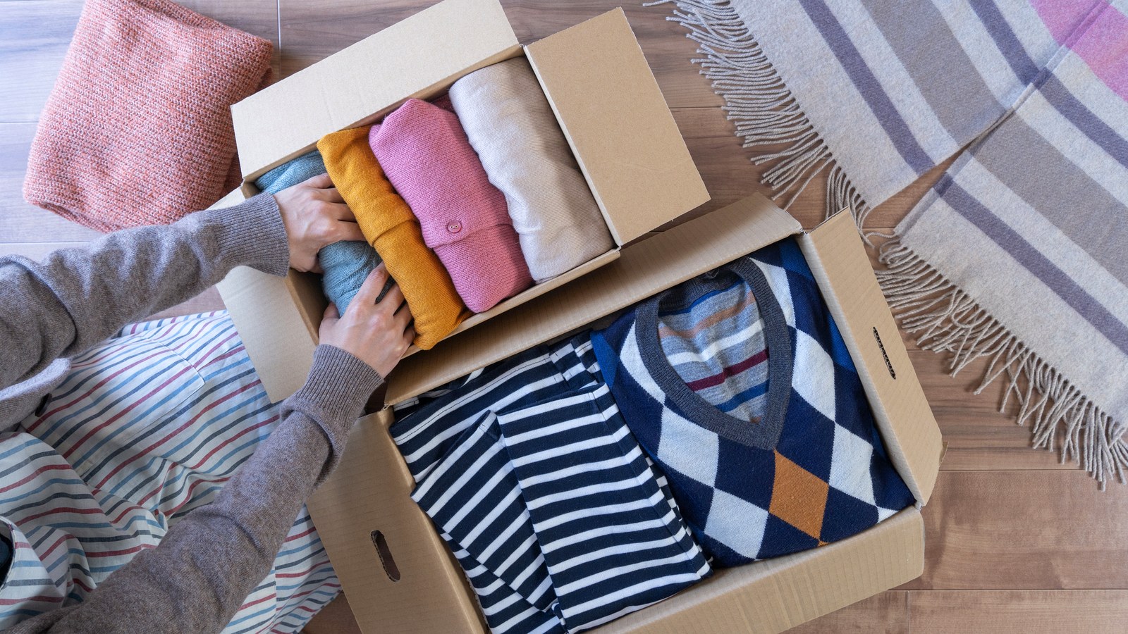 衣替え・断捨離で服をたたんで収納