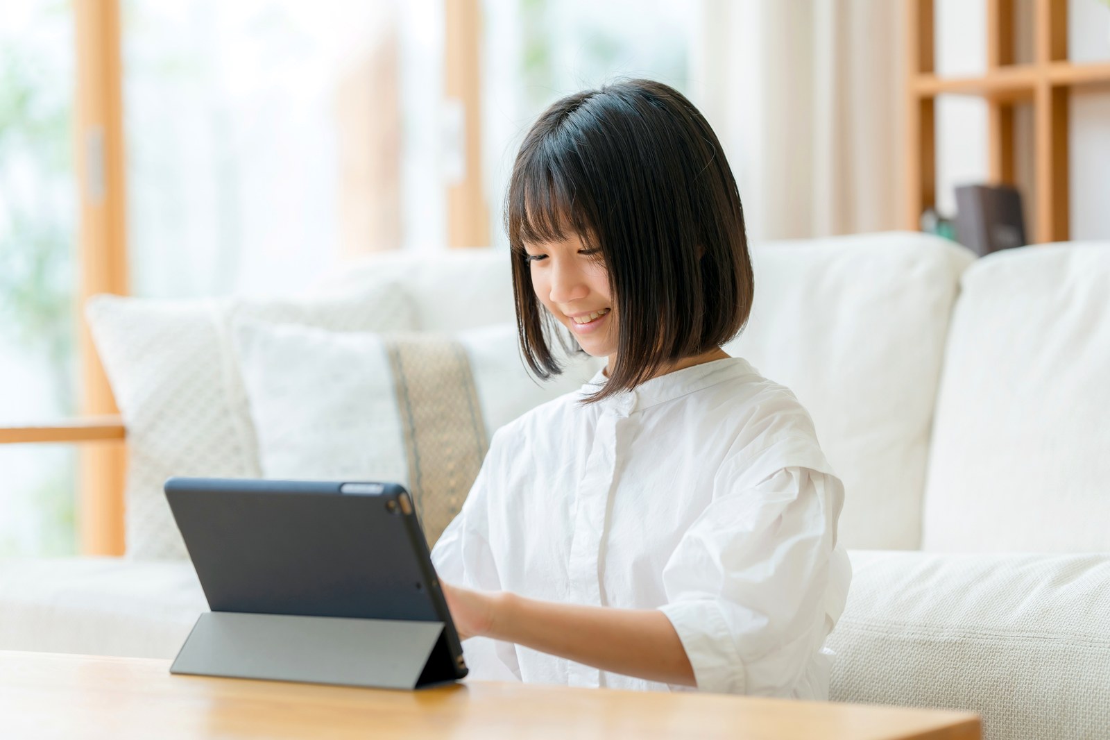 自宅で端末を操作する場面