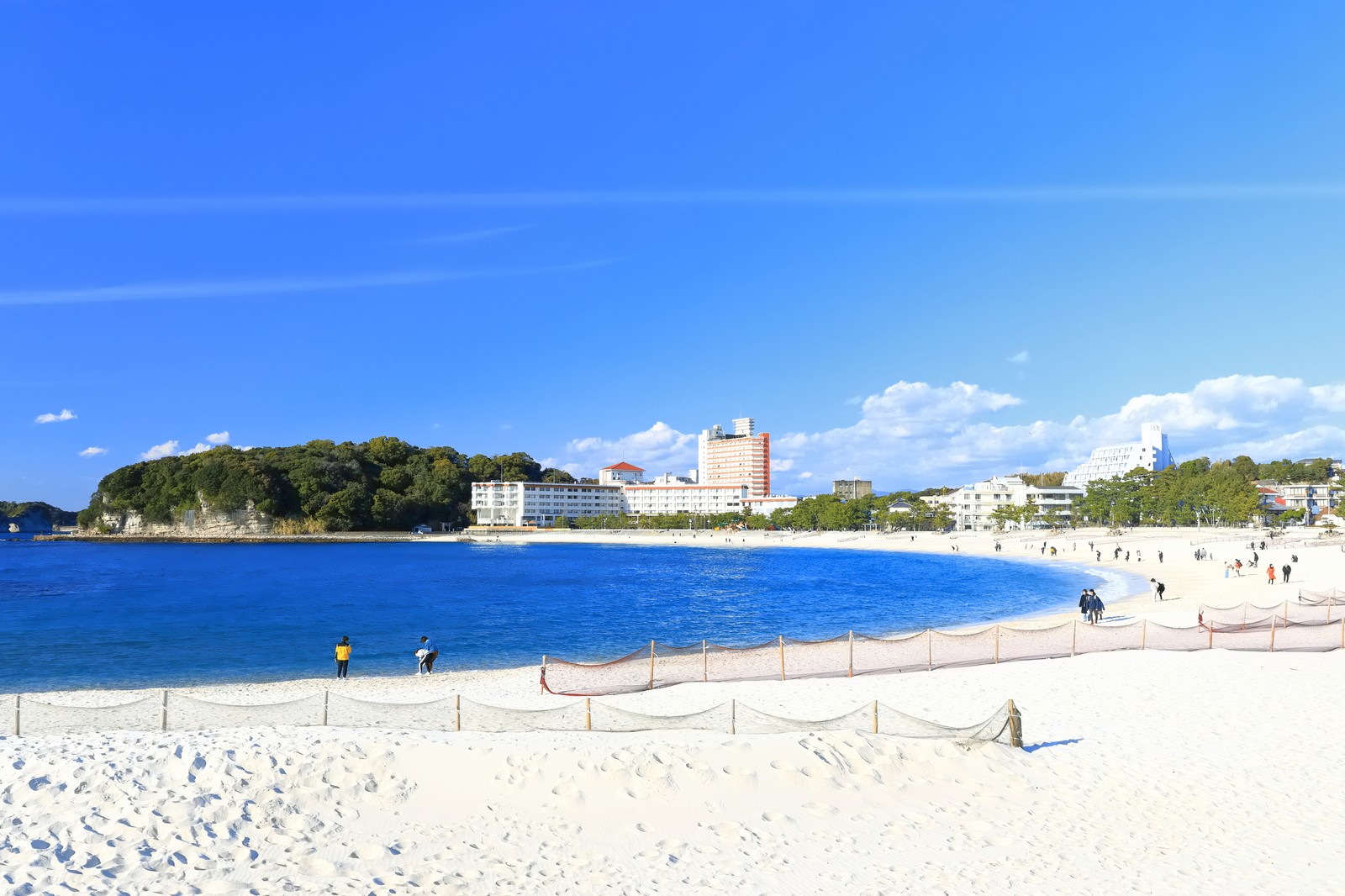 南紀白浜 白良浜の白い砂浜と青い海