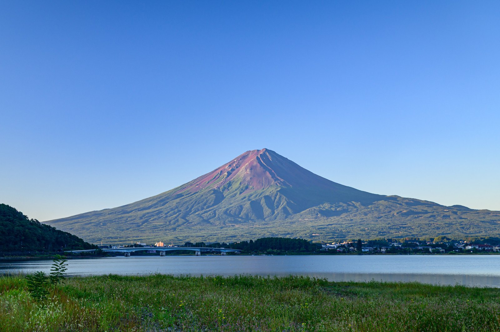 早朝の河口湖から望む青空と富士山