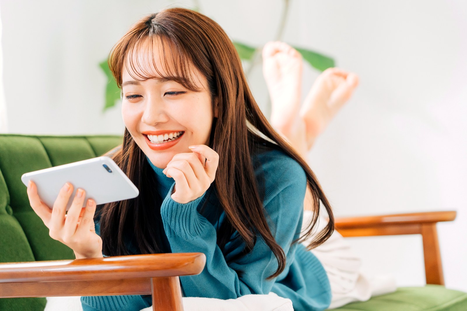 ソファで動画を観る女性