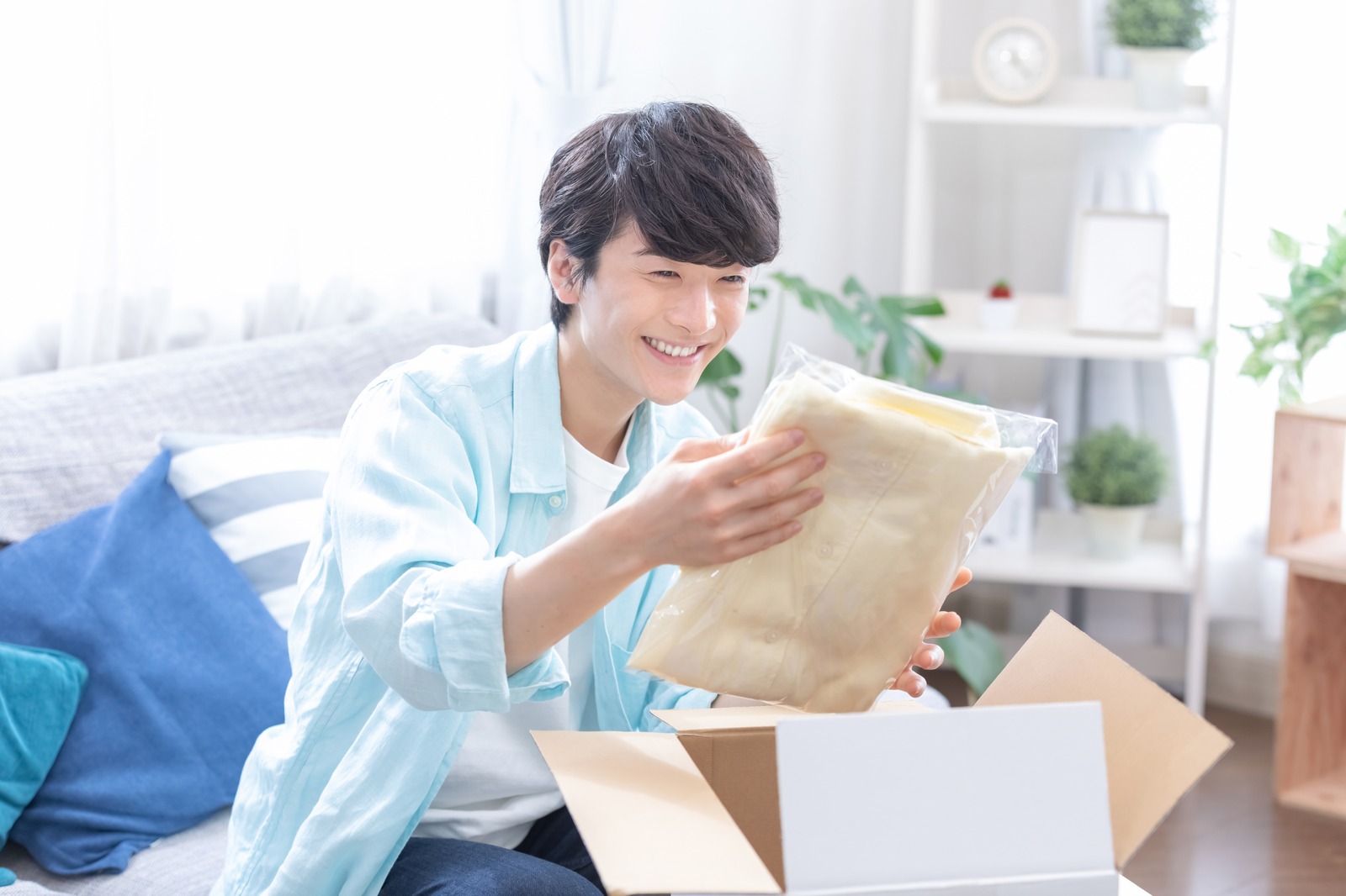 届いた箱を開けて機器を取り出している手元