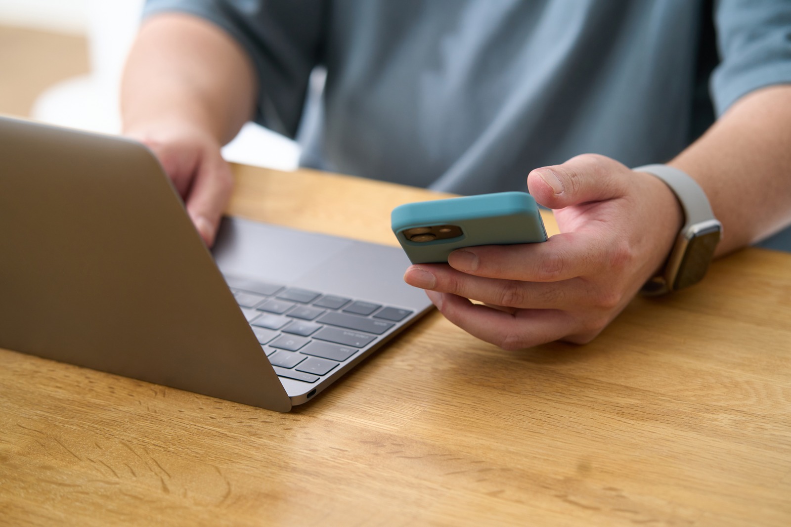スマートフォンとノートパソコンで設定を確認する手元
