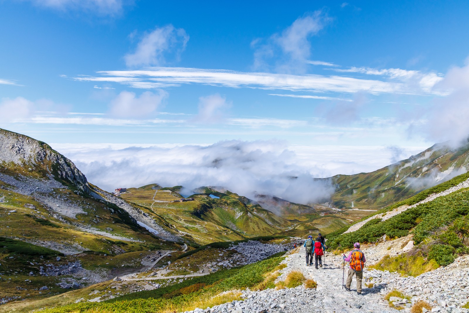 初秋の室堂で登山道を歩く人々（立山黒部アルペンルート・写真=PIXTA）