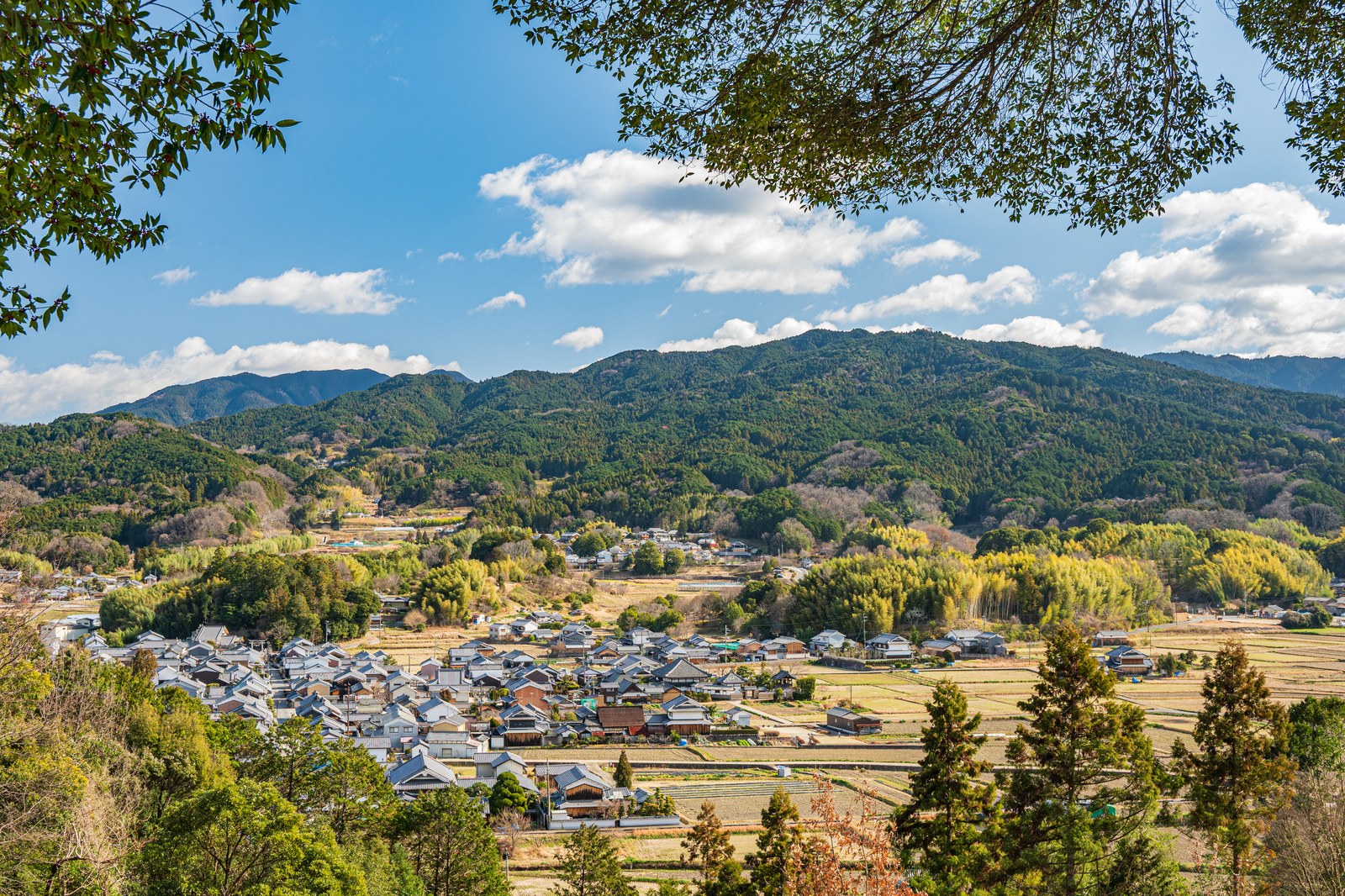 甘樫丘展望台から見た明日香村の集落と大和三山方面の山並み