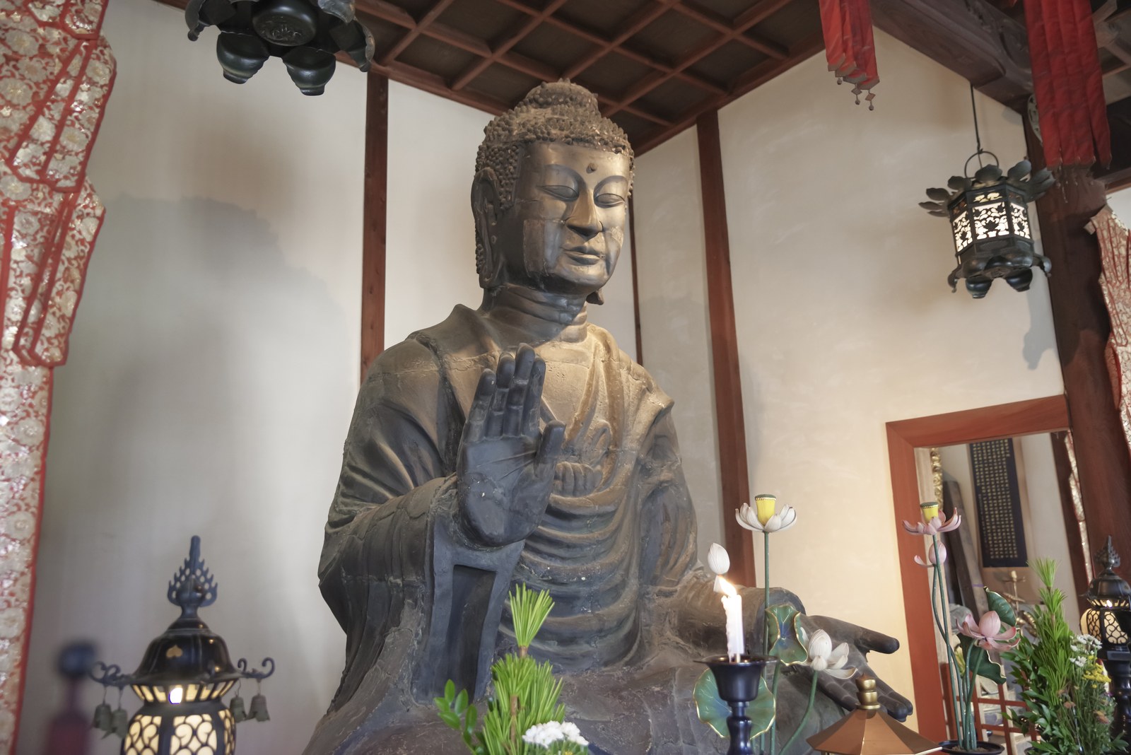 飛鳥寺の本堂に安置された飛鳥大仏。金銅の坐像で右手を上げている