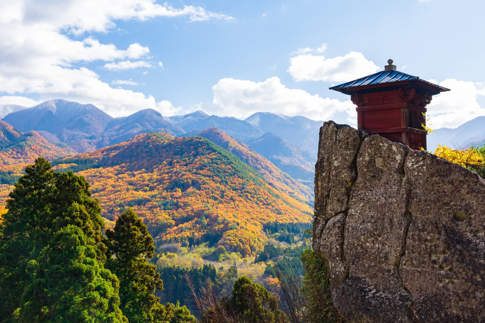 岩の上から見た山寺周辺の谷と紅葉