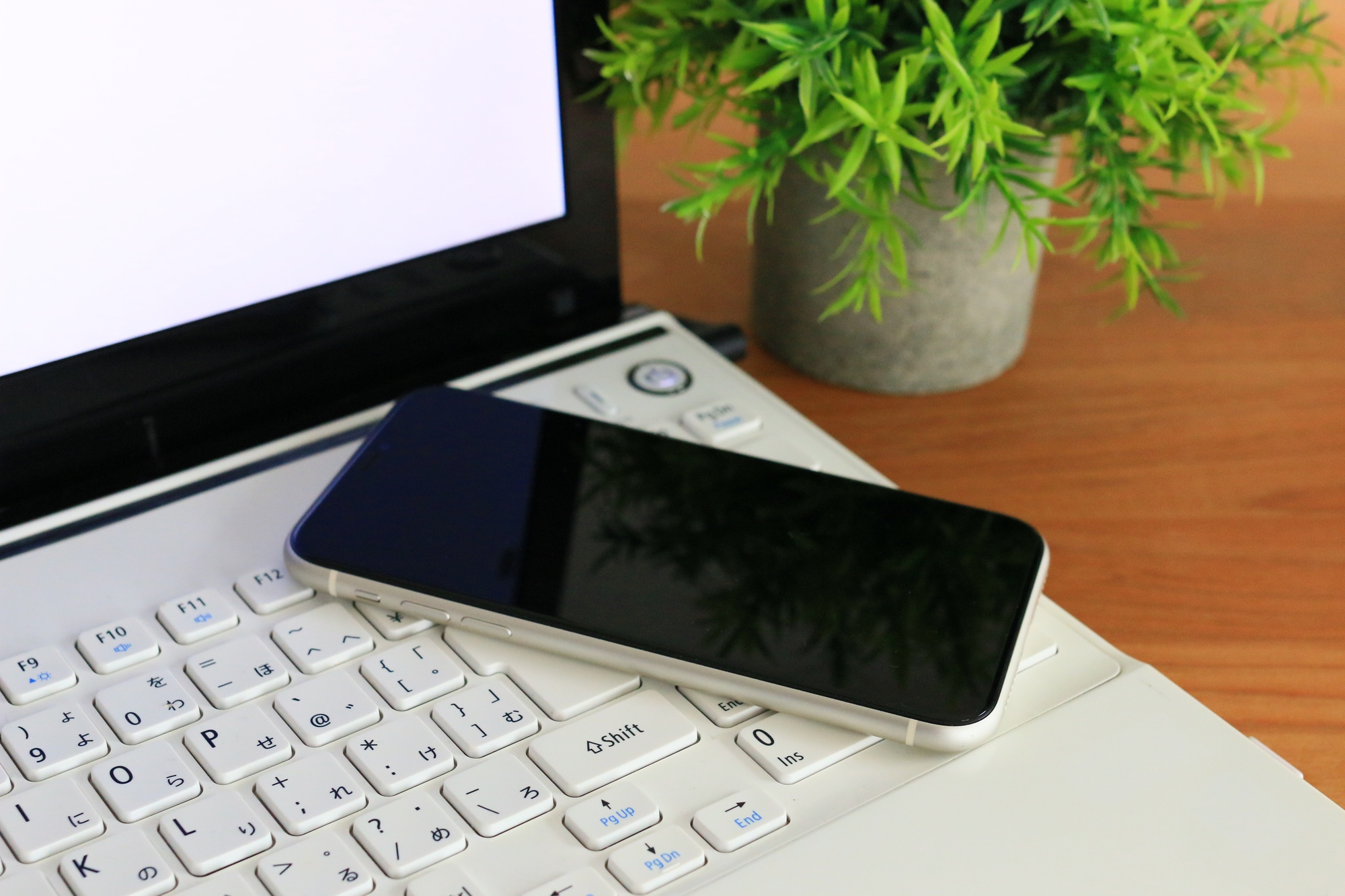 ノートパソコンとスマートフォンでのデータ転送