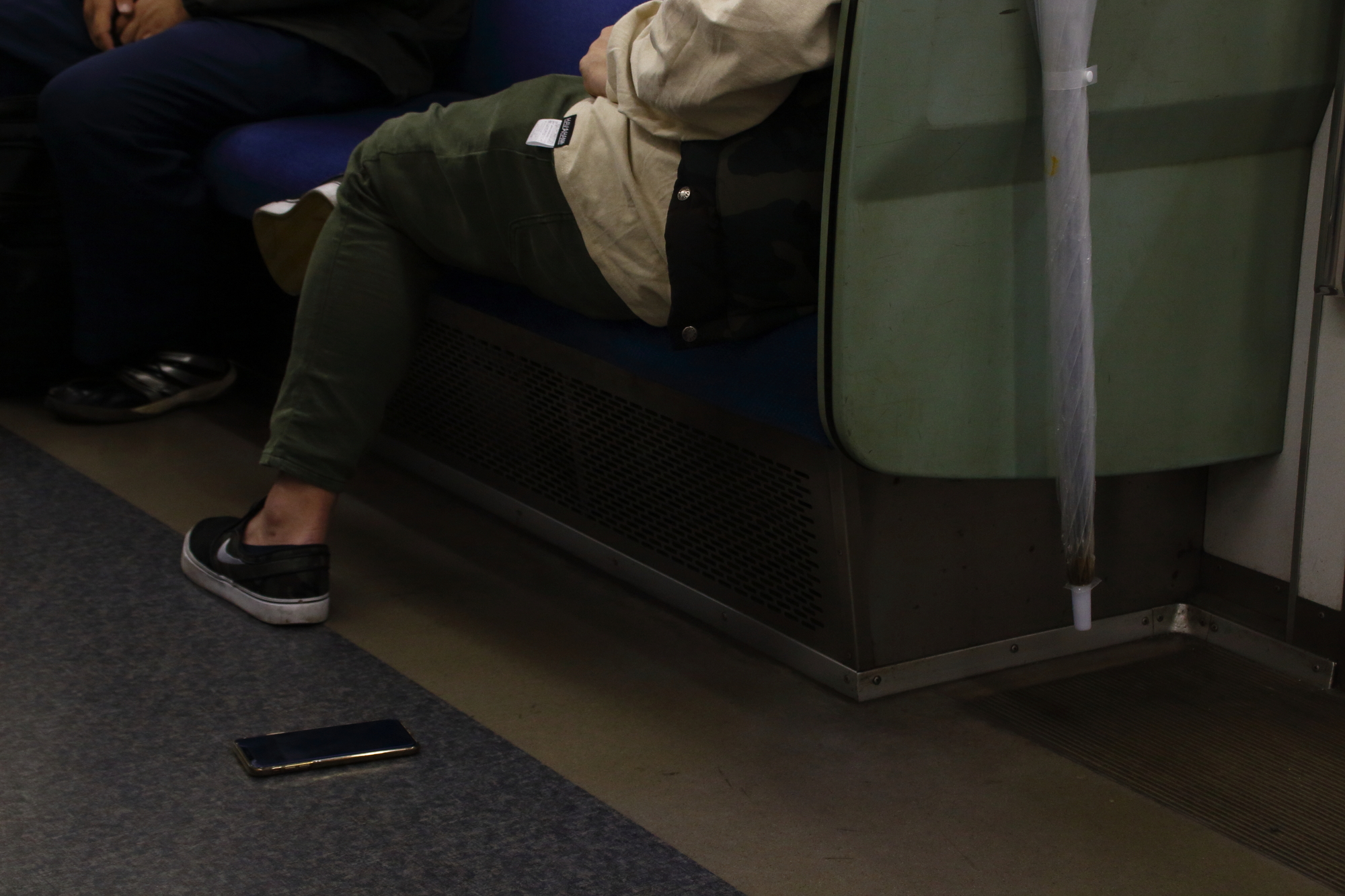 電車の床に落ちたスマートフォン