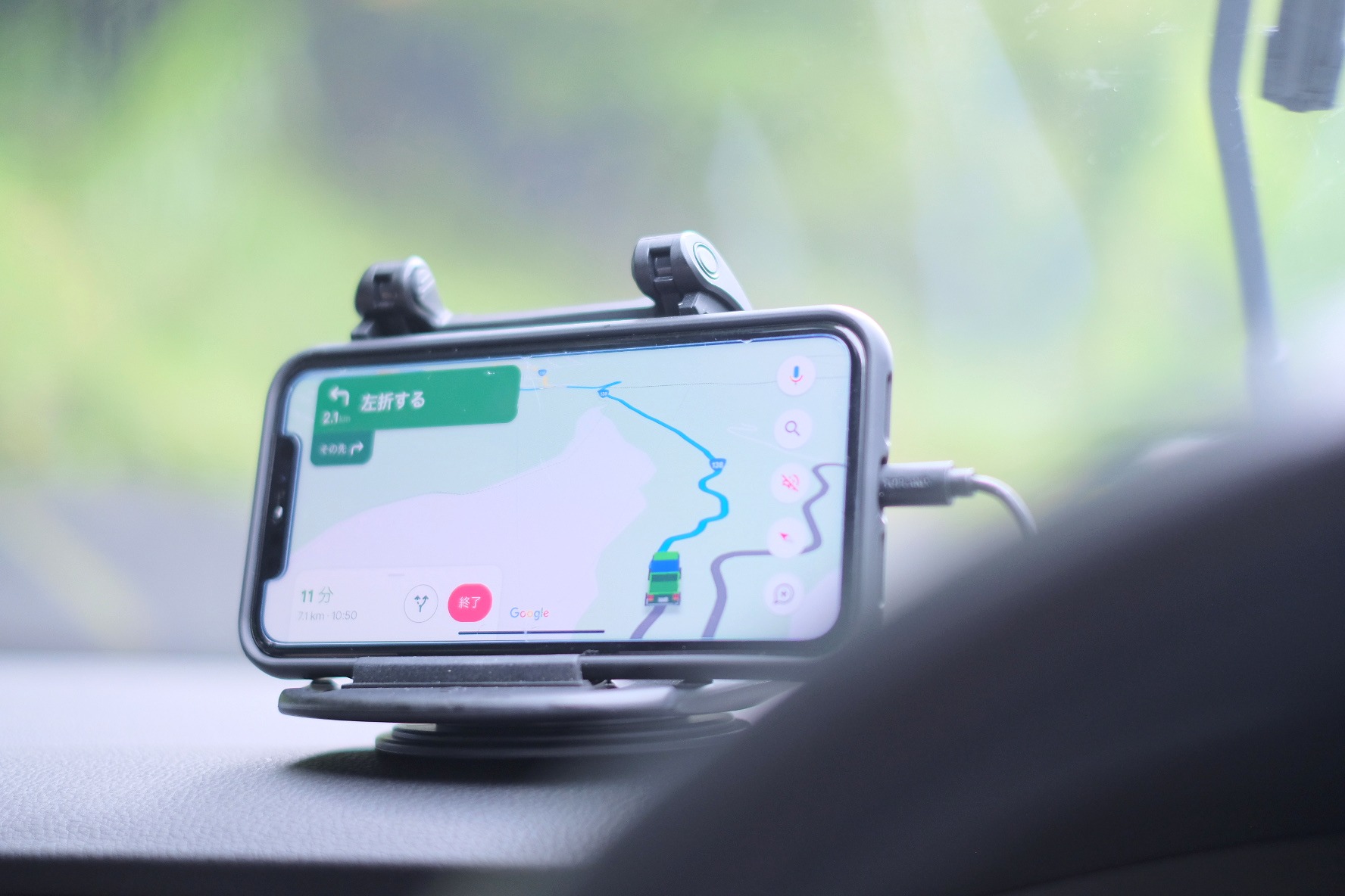 車内でスマートフォンの地図アプリをカーナビ代わりに使っているところ