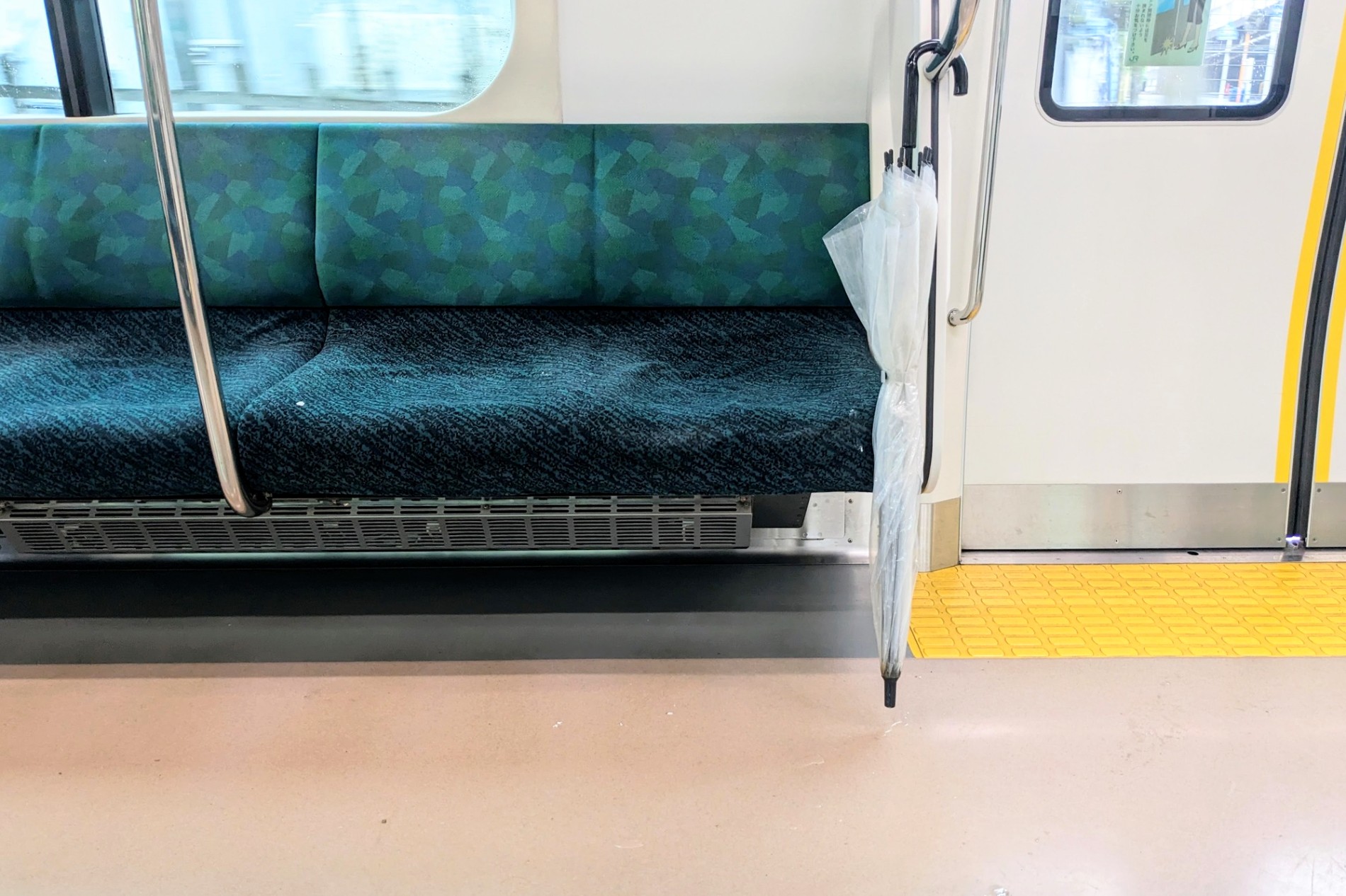電車の座席に置き忘れられた持ち物