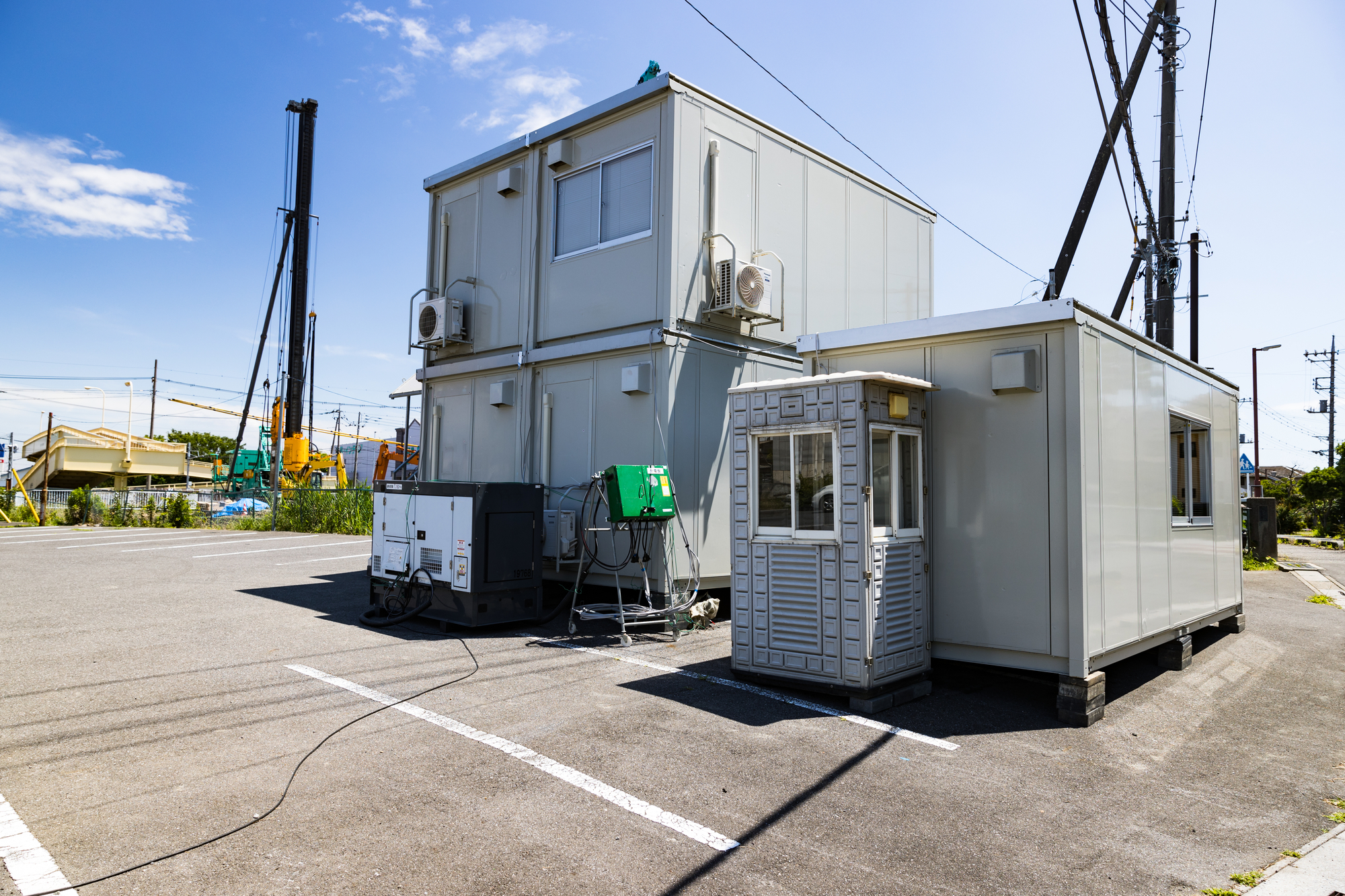 工事現場に設置された建設現場事務所のユニットハウス
