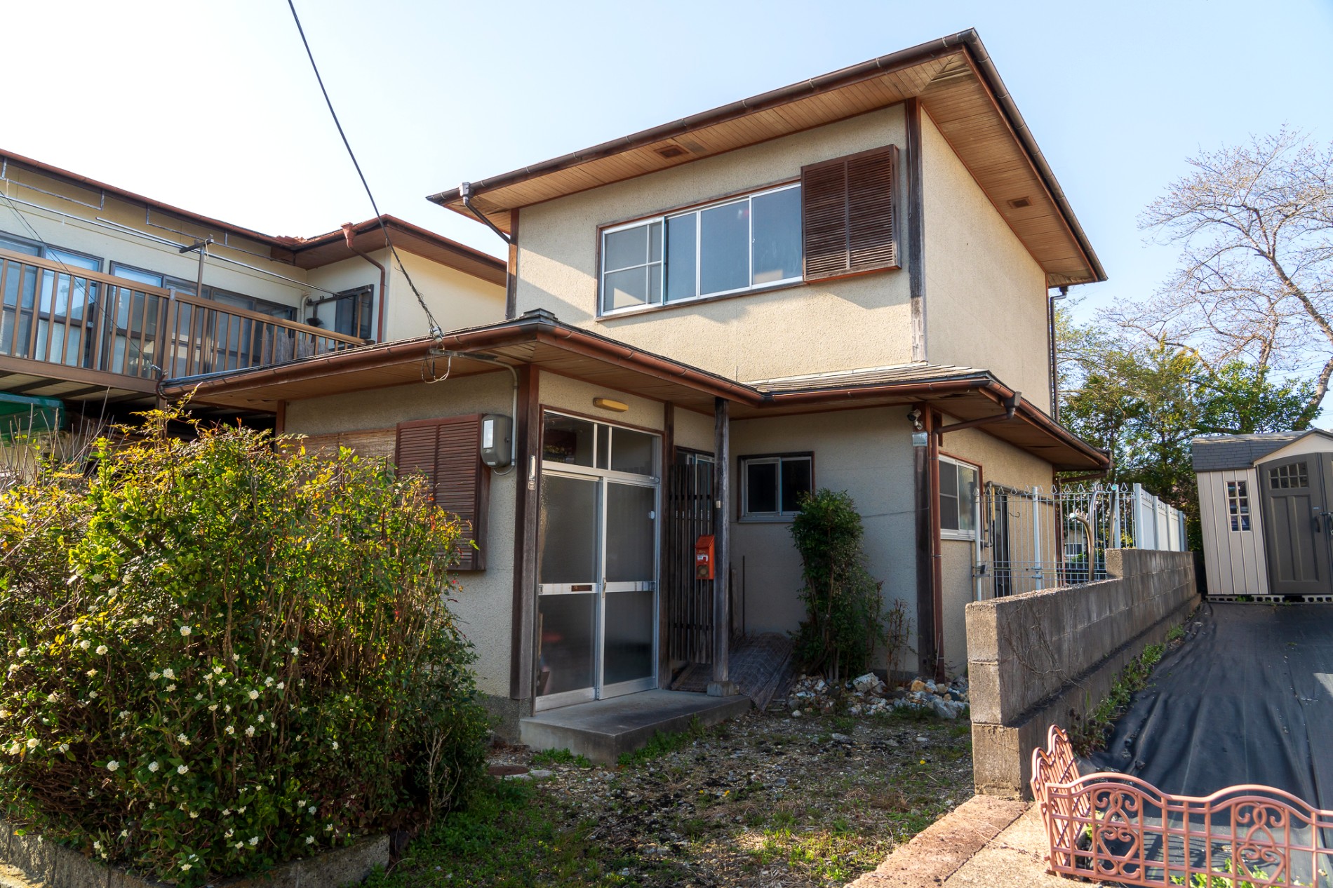 田舎にある古い日本家屋の外観