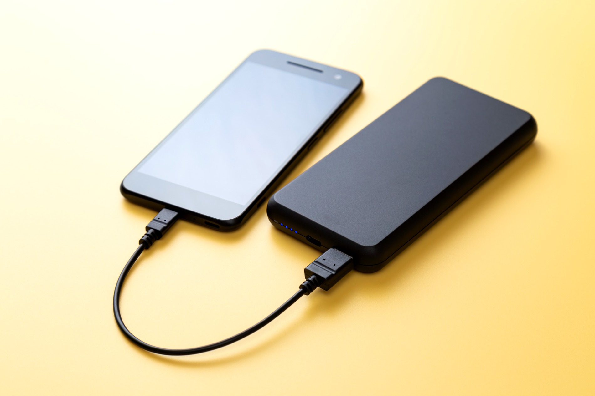 スマートフォンとモバイルバッテリーを並べて置いたところ
