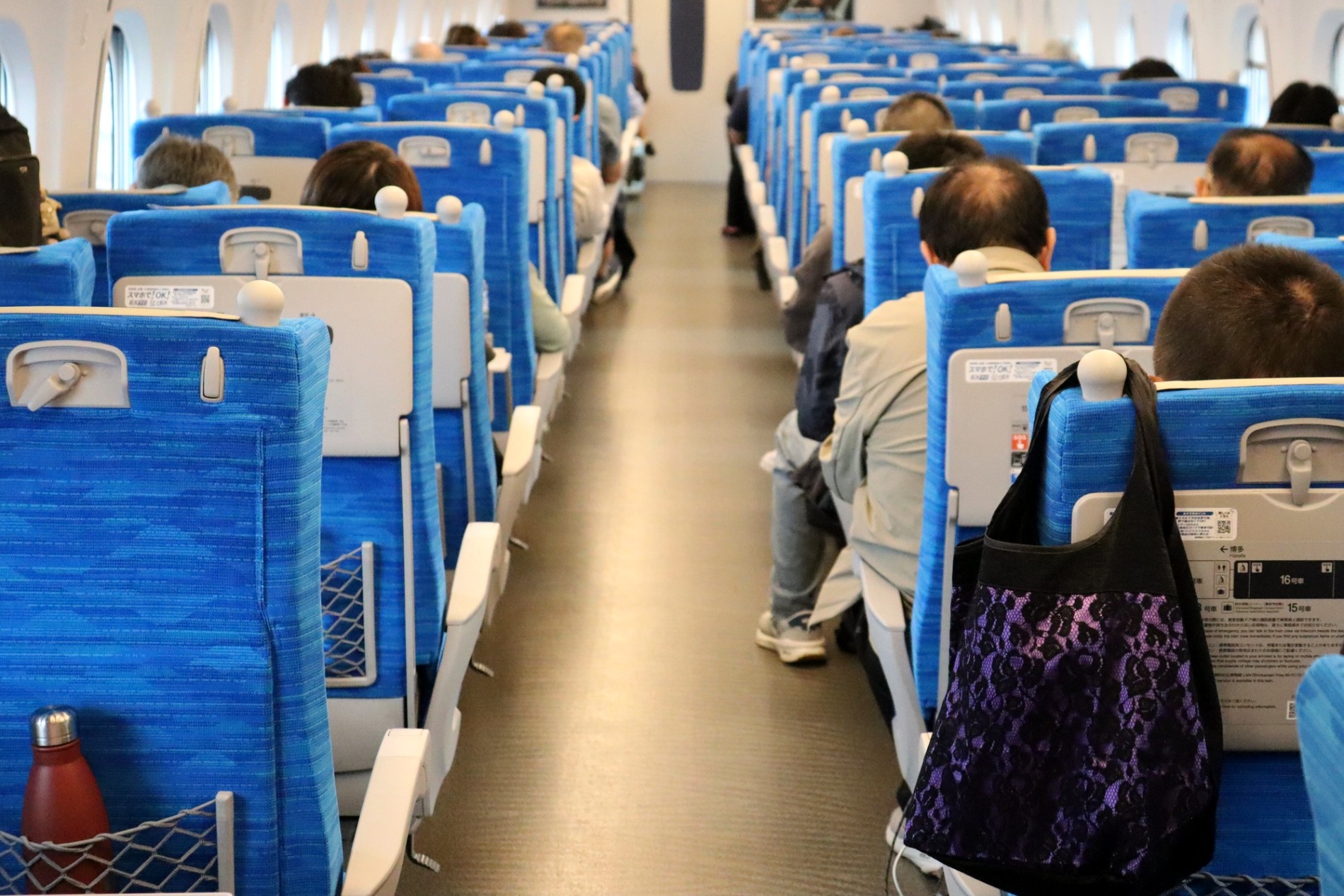 東海道新幹線の車内（PIXTA）