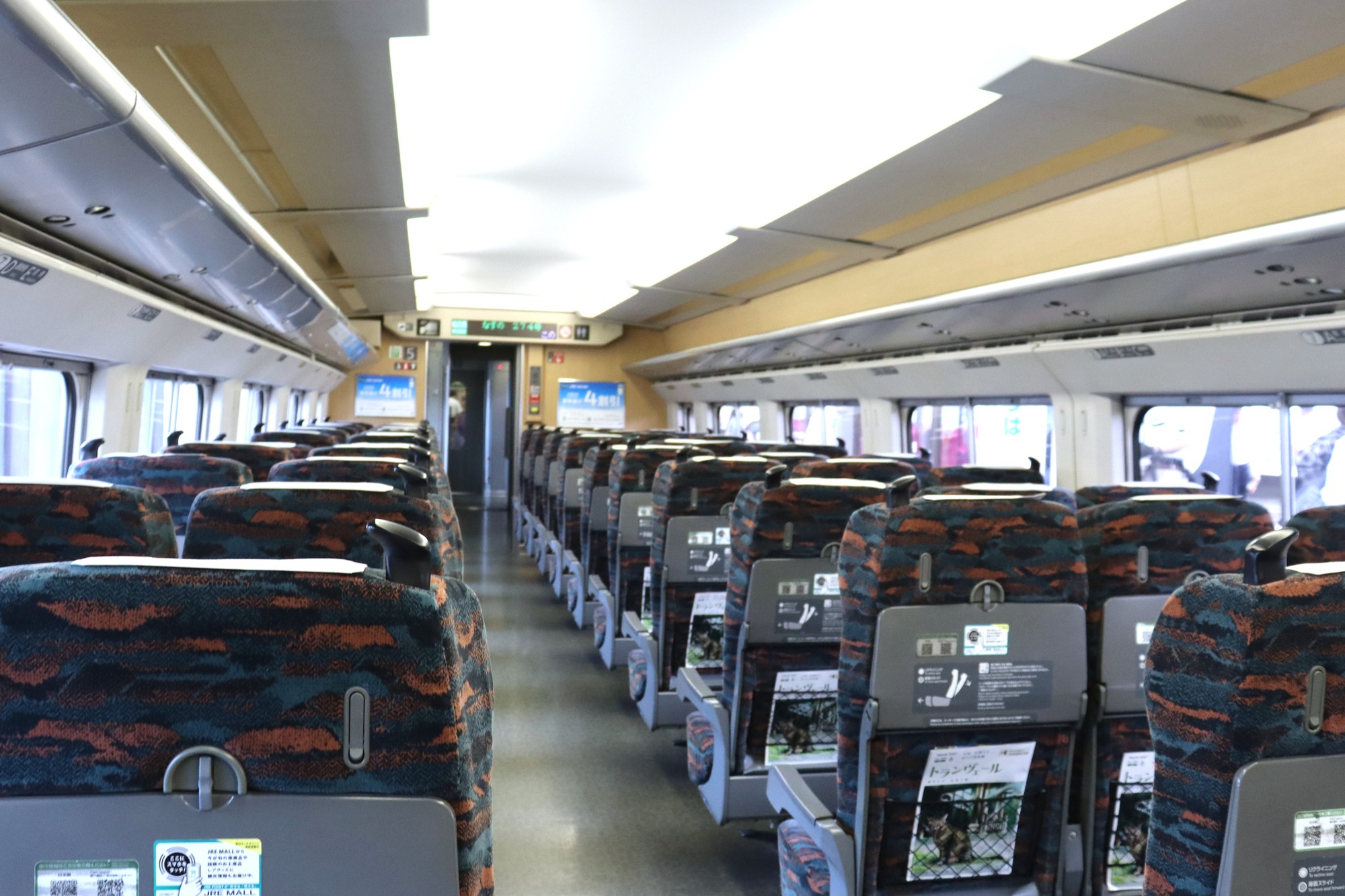 座席が並ぶ新幹線の車内