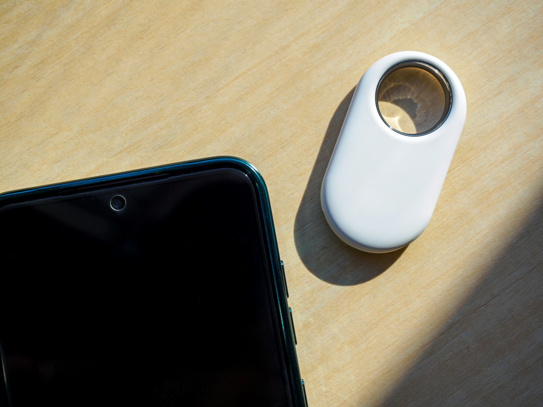 スマートフォンと紛失防止用の小さな追跡タグ