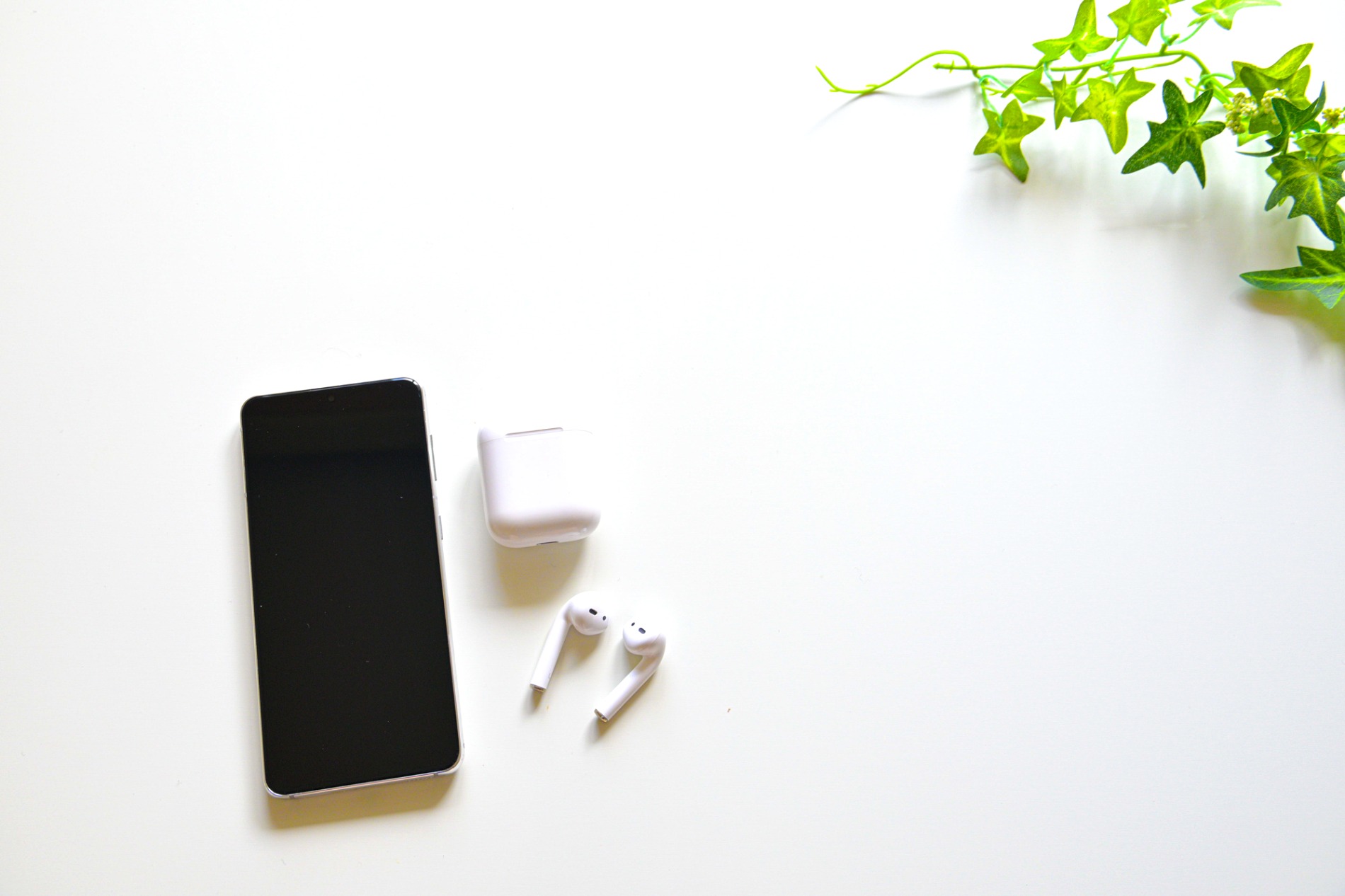 机の上に置かれたスマートフォンと通信ガジェット