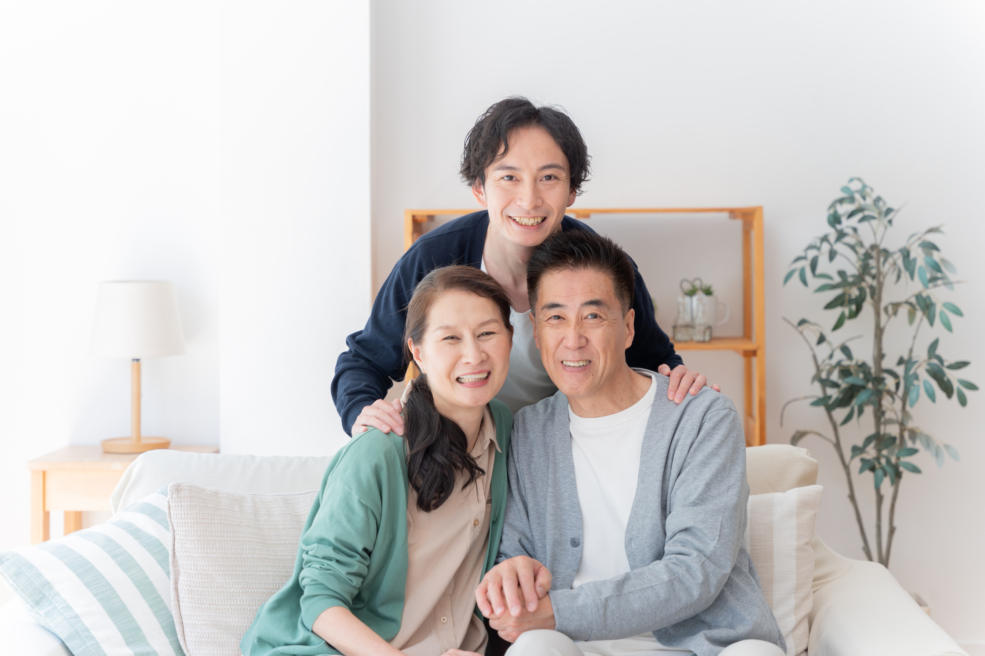 リビングのソファに親世帯と子ども世帯が並んで座っている