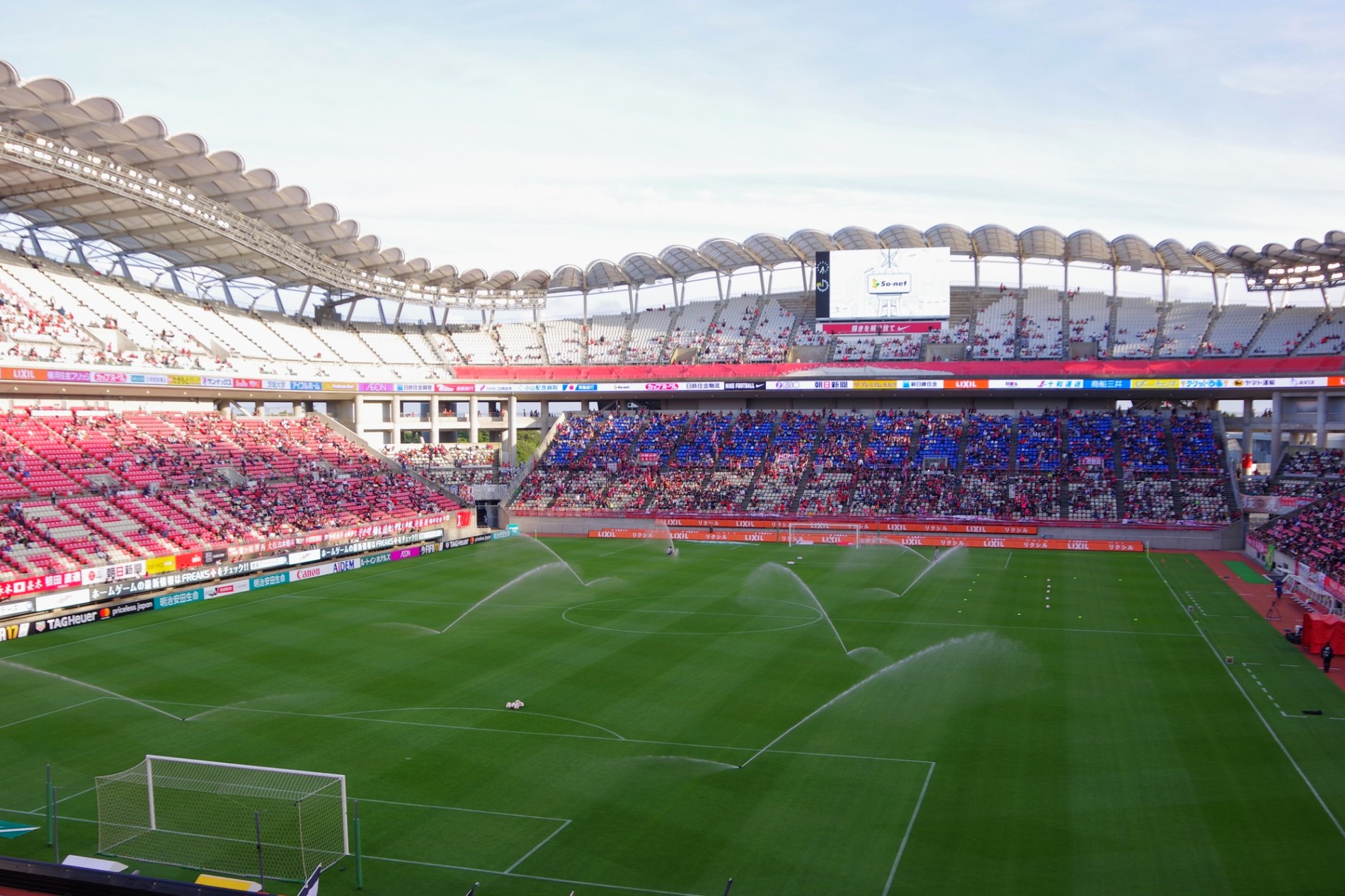 色分けされた客席が並ぶサッカースタジアムのスタンド