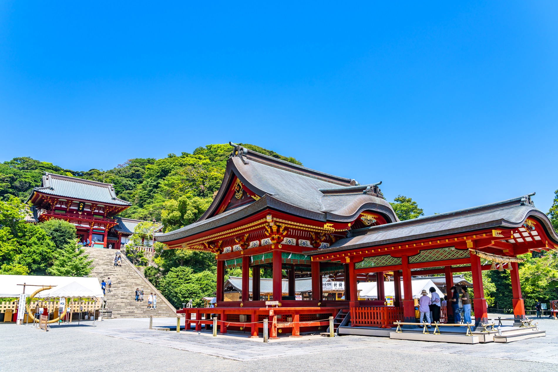 鶴岡八幡宮の舞殿と本宮へ続く大石段