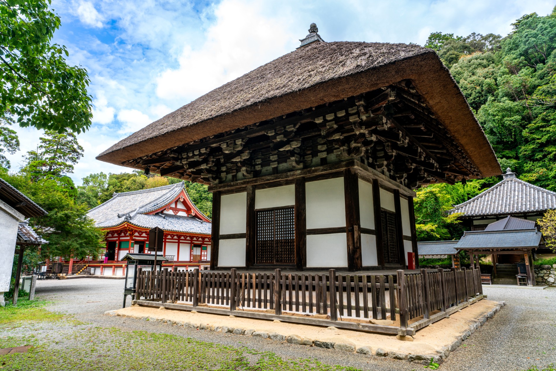 観心寺の建掛塔と金堂・阿弥陀堂（大阪府河内長野市）