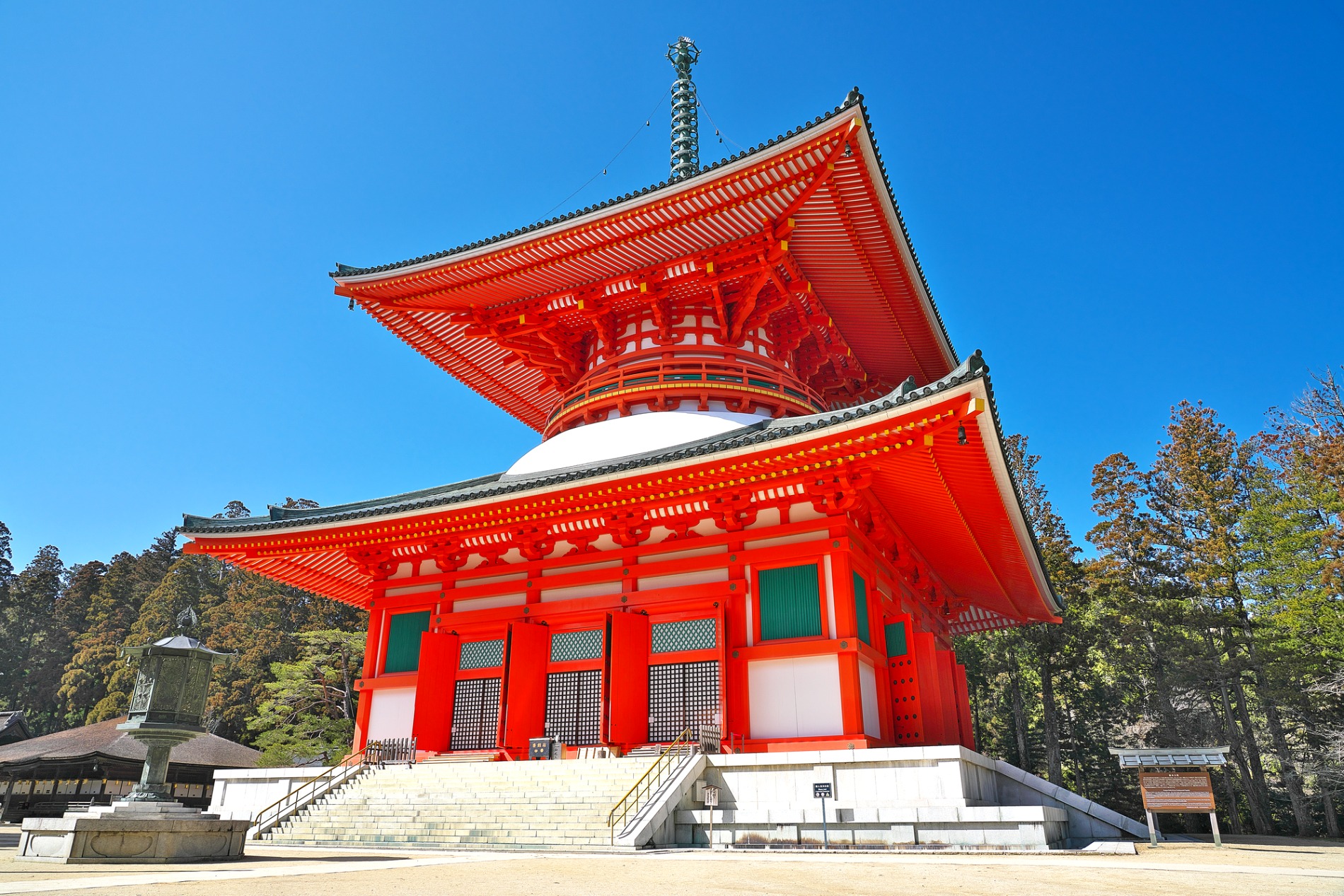高野山の壇上伽藍に立つ朱色の根本大塔