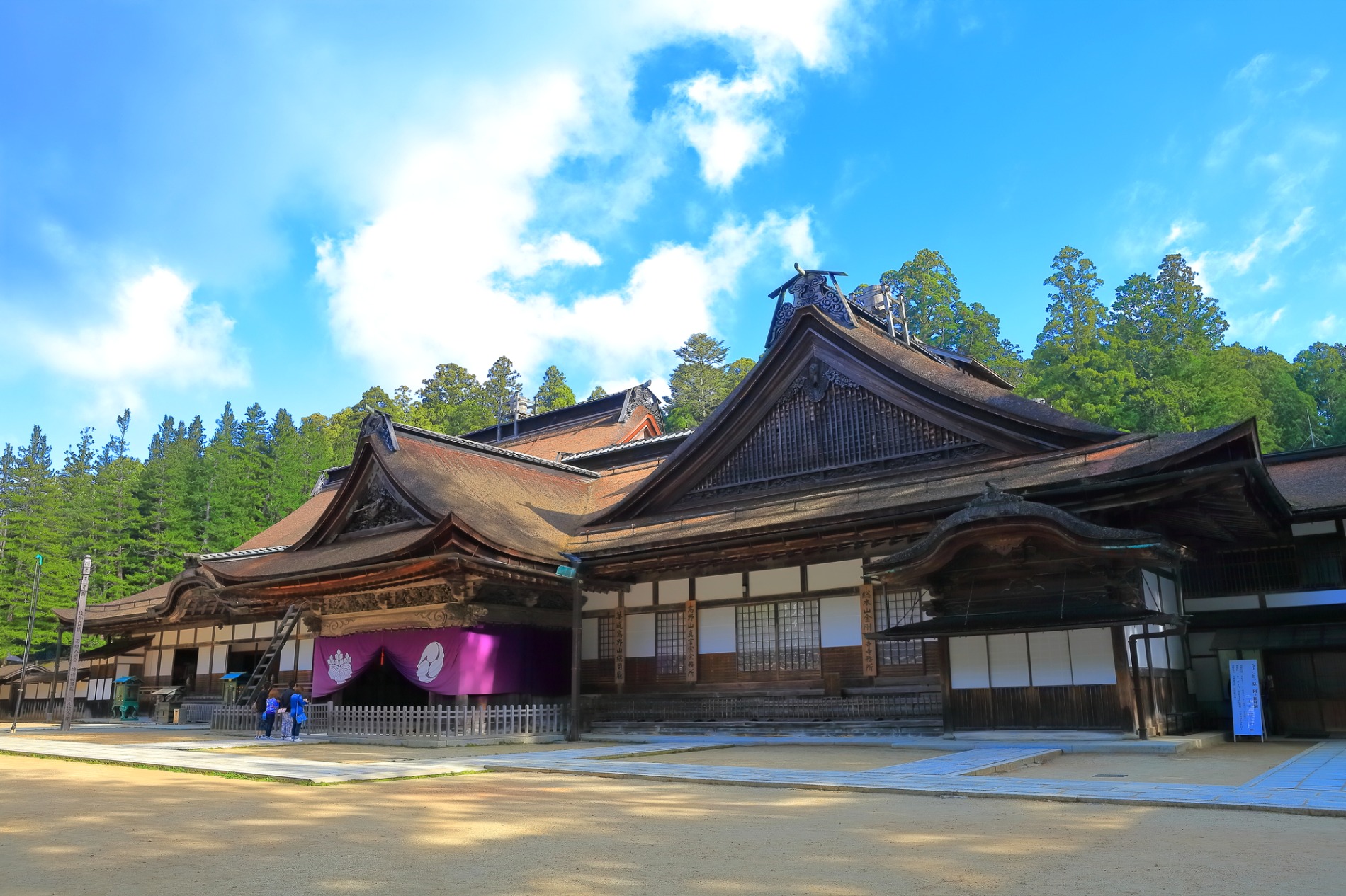 晴天の下に建つ高野山金剛峯寺の主殿