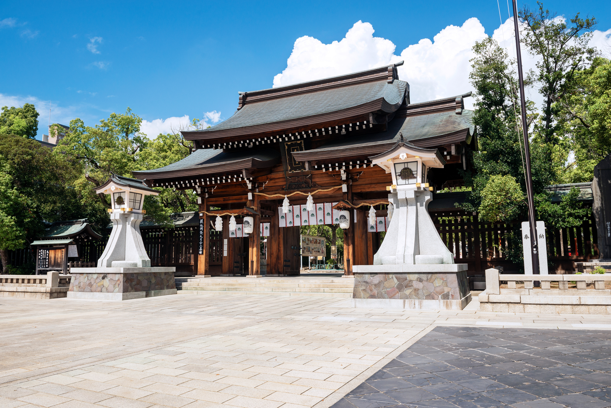 晴天の湊川神社 境内から見た表神門