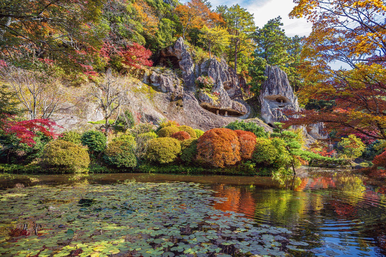 那谷寺の池に映る岩と紅葉