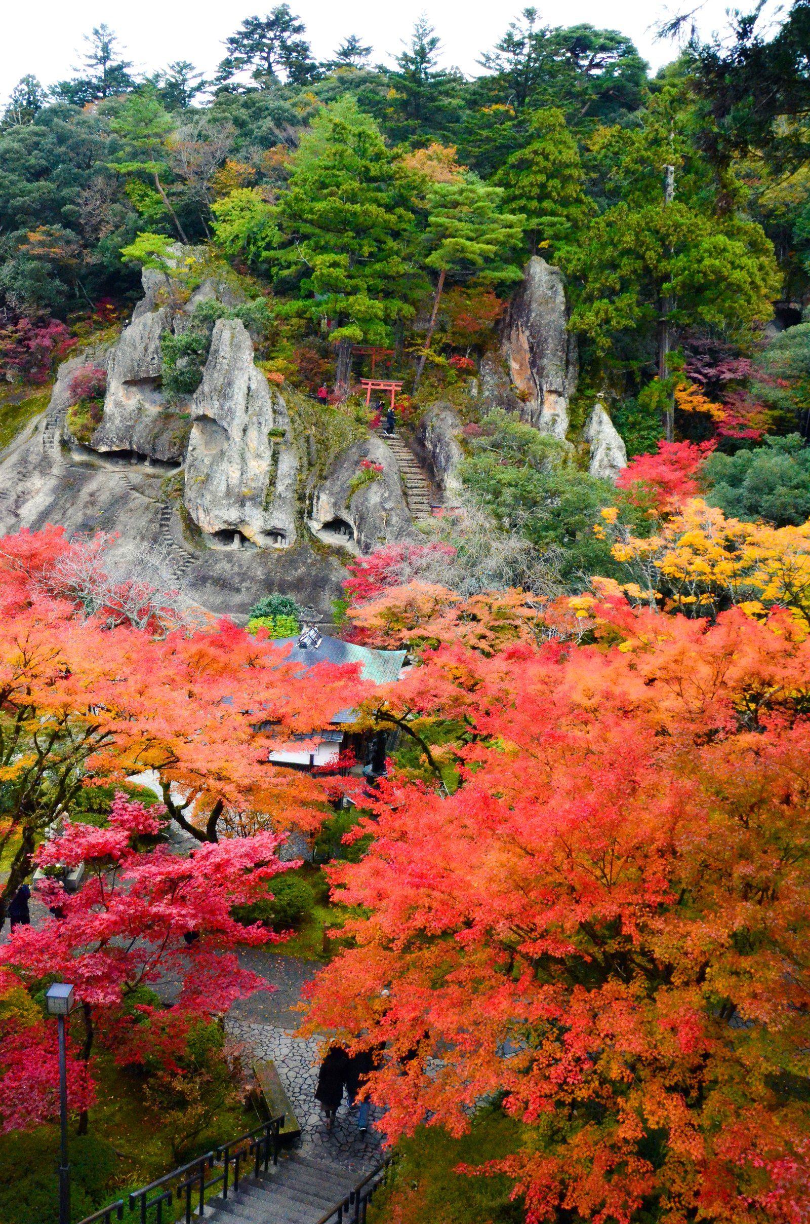 那谷寺の奇岩遊仙境と紅葉