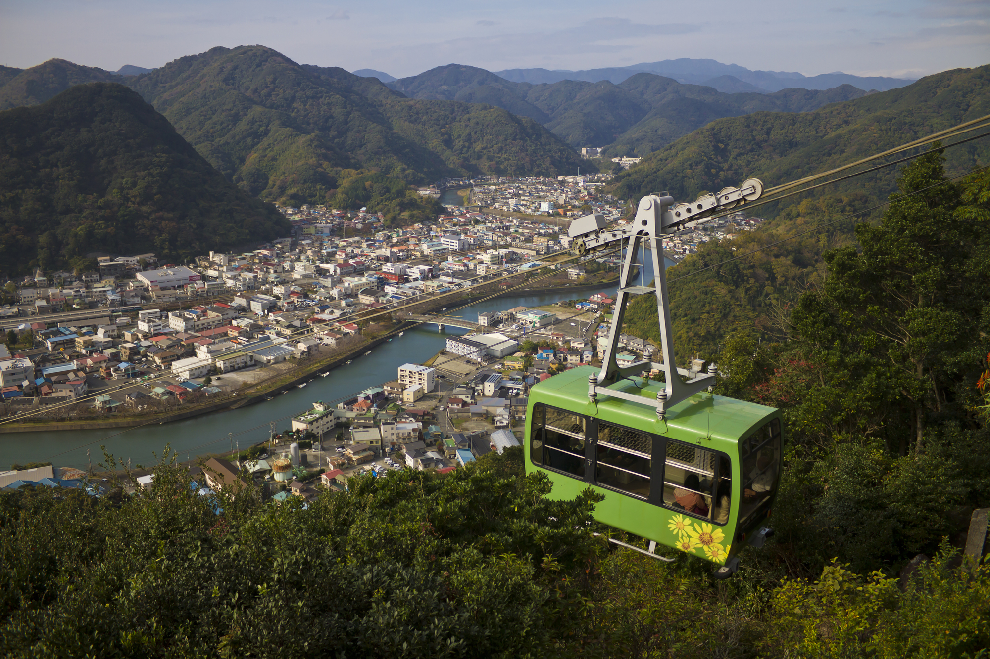 下田ロープウェイのゴンドラと、山上から見下ろす下田の市街と港