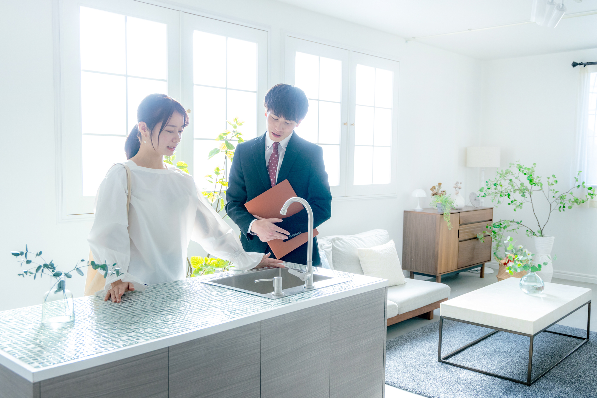 賃貸物件の内見で、室内を見ながら不動産会社の担当者に説明を受ける入居希望者