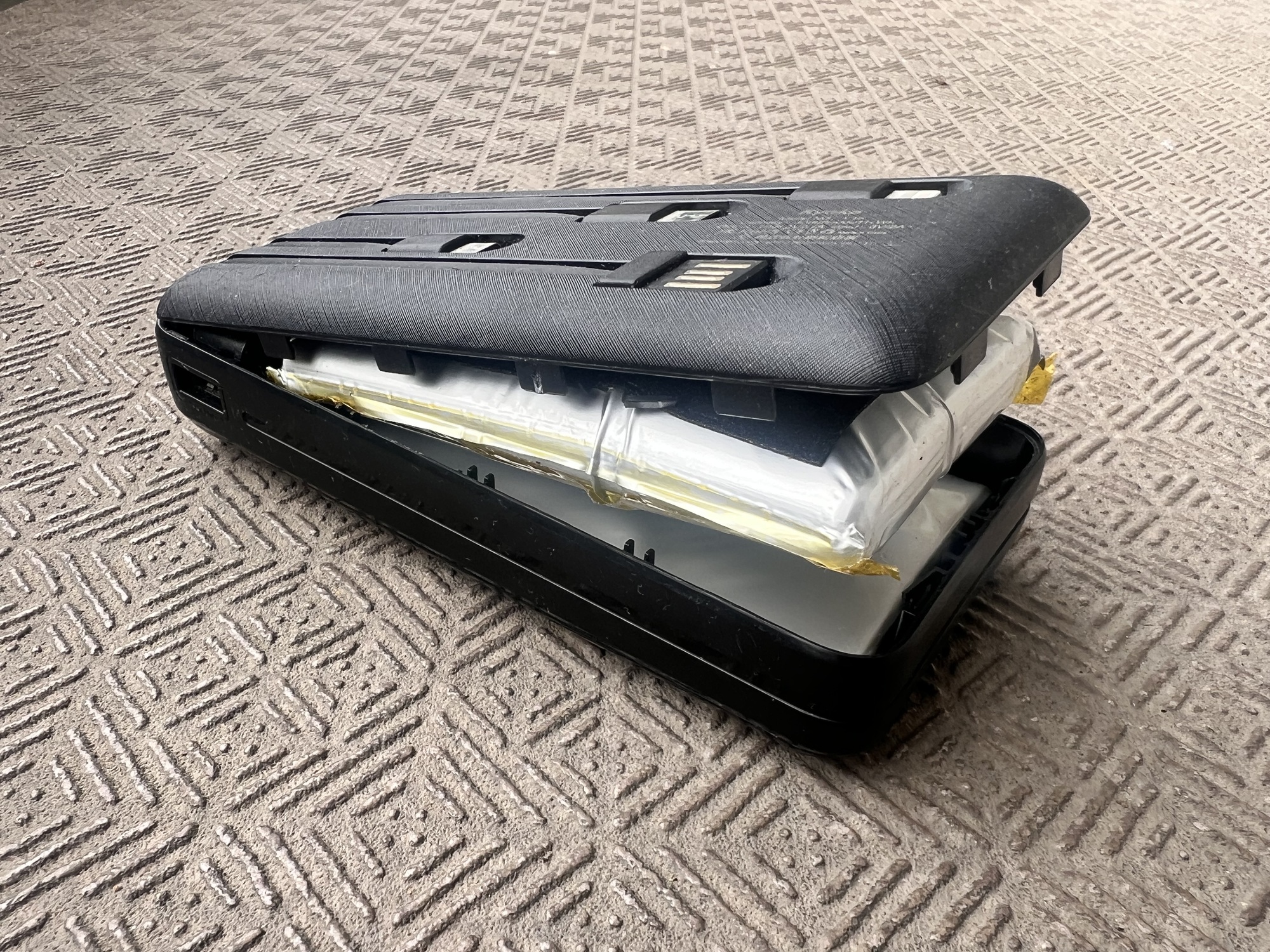 内部の電池がふくらんで、本体のふたが浮き上がった機器