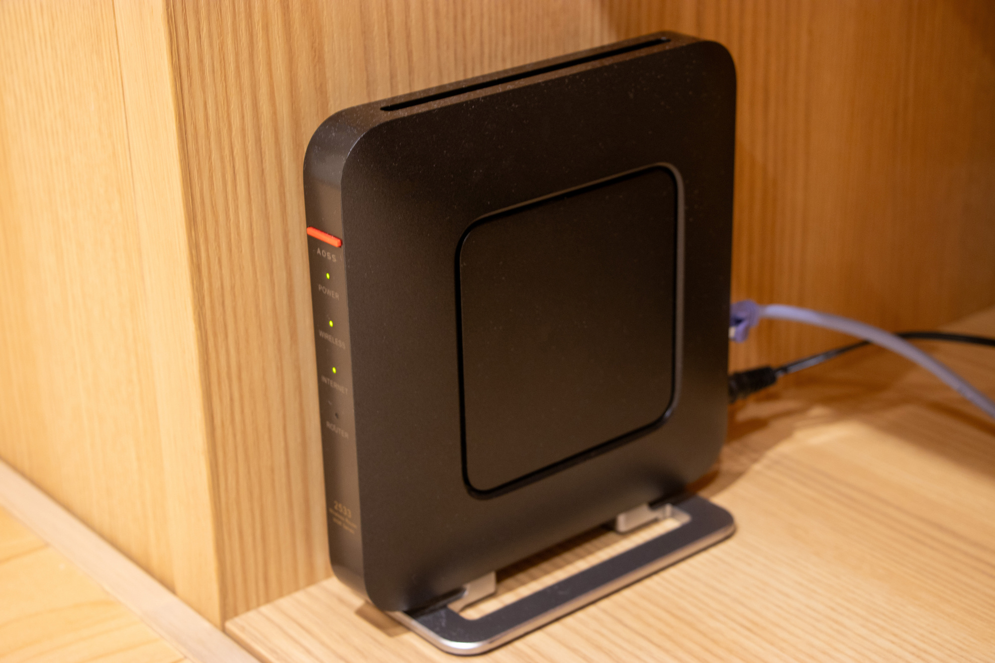 棚に置かれた家庭用のWi-Fiルーター