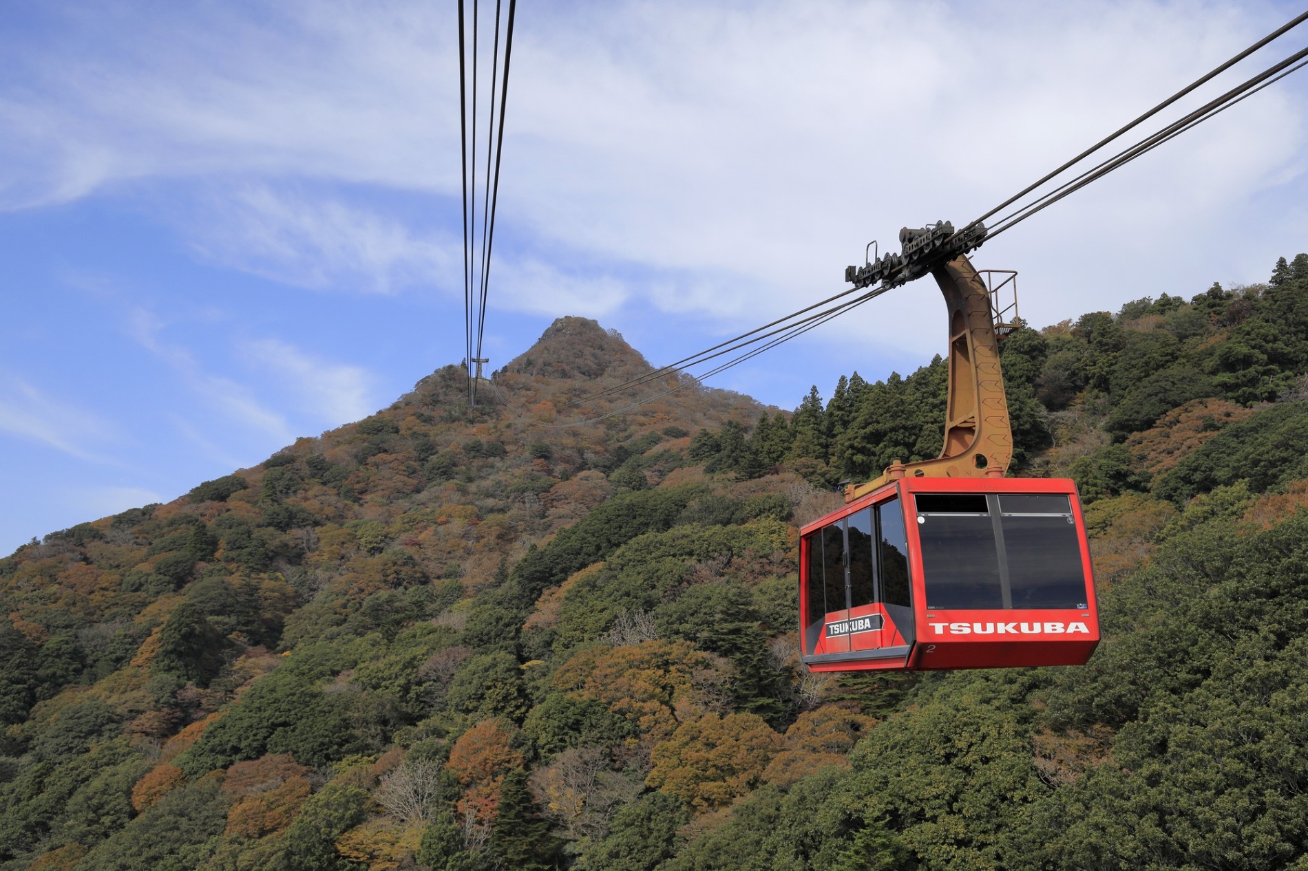 秋の筑波山で、女体山の山頂へ向かう赤いロープウェイのゴンドラ